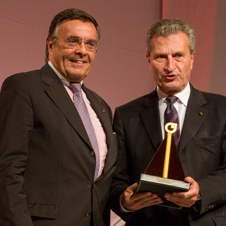 Mario Ohoven überreicht Günther Oettinger den BVMW-Mittelstandspreis