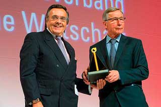 Mittelstandspräsident Mario Ohoven überreicht den Ehrenpreis des deutschen Mittelstands an Wolfgang Clement