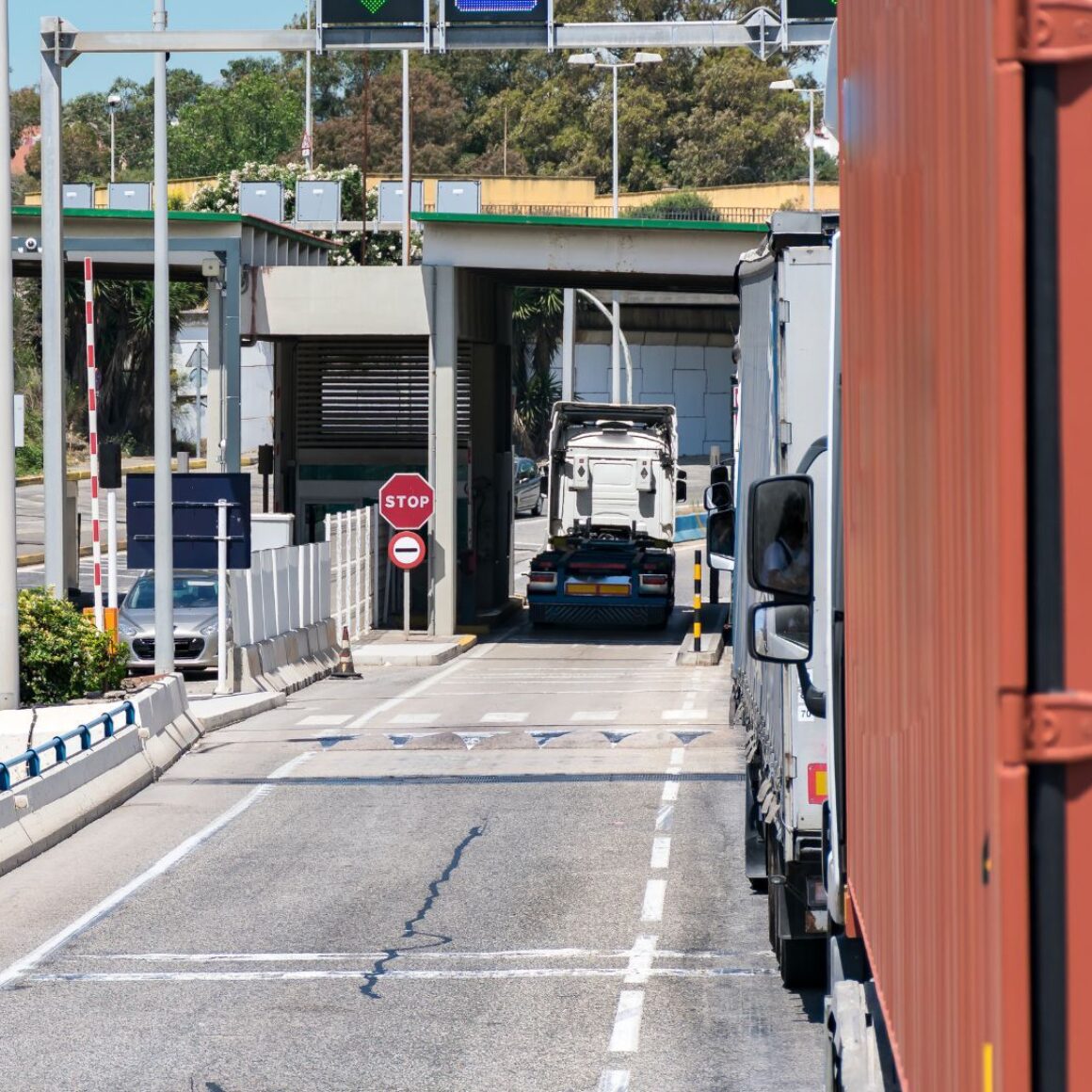 LKW stehen an einem Grenzübergang
