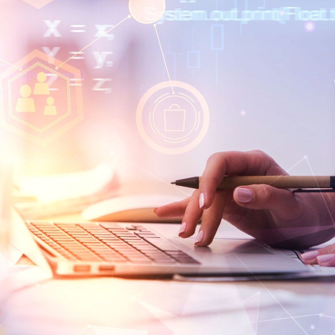 Frau tippt auf Laptop, Stift in der Hand, Digitalsymbole hintergrund