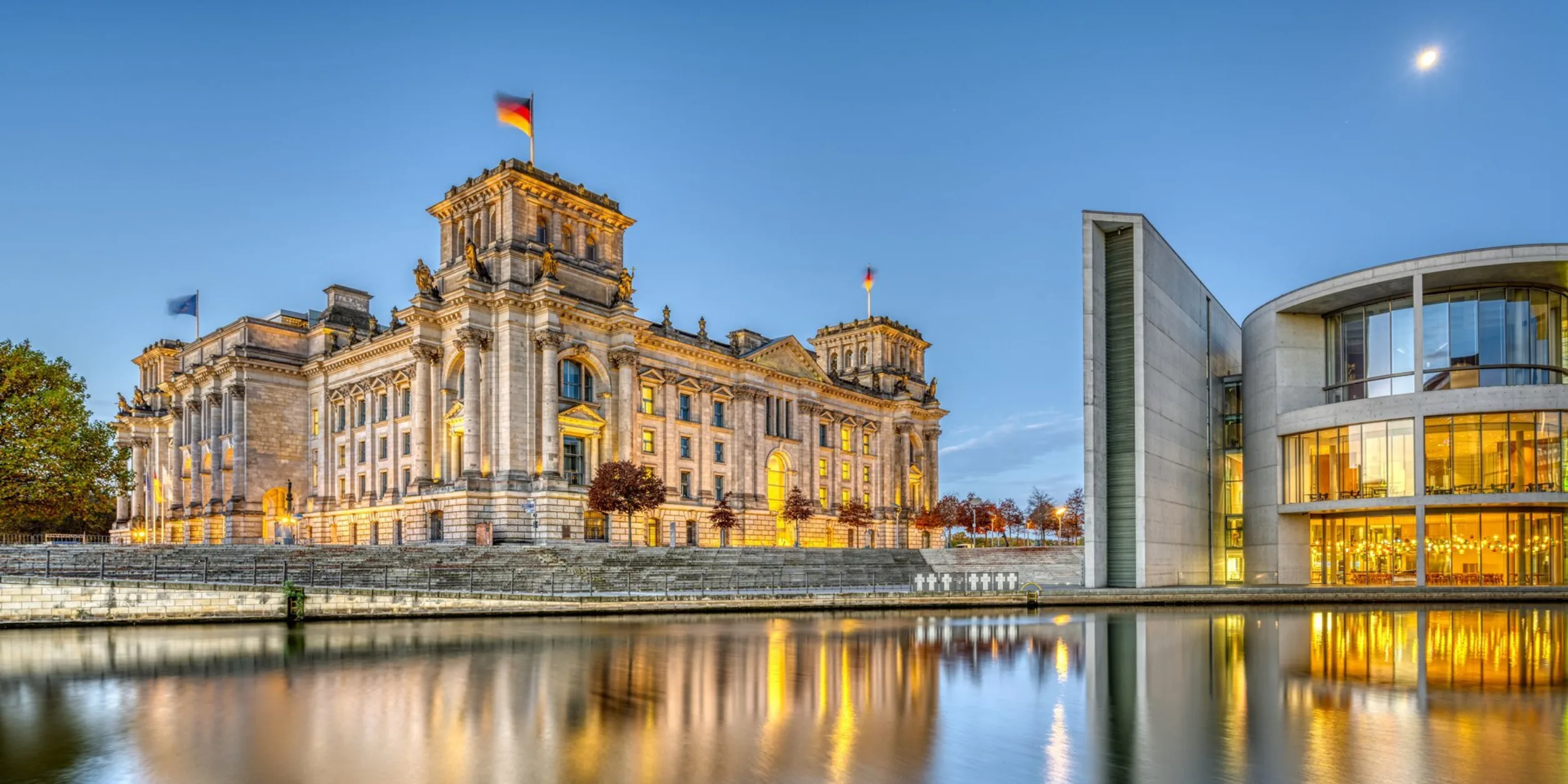 Bundestag Abgeordnetenhaus abends 1920x1080 i Stock 1302381316