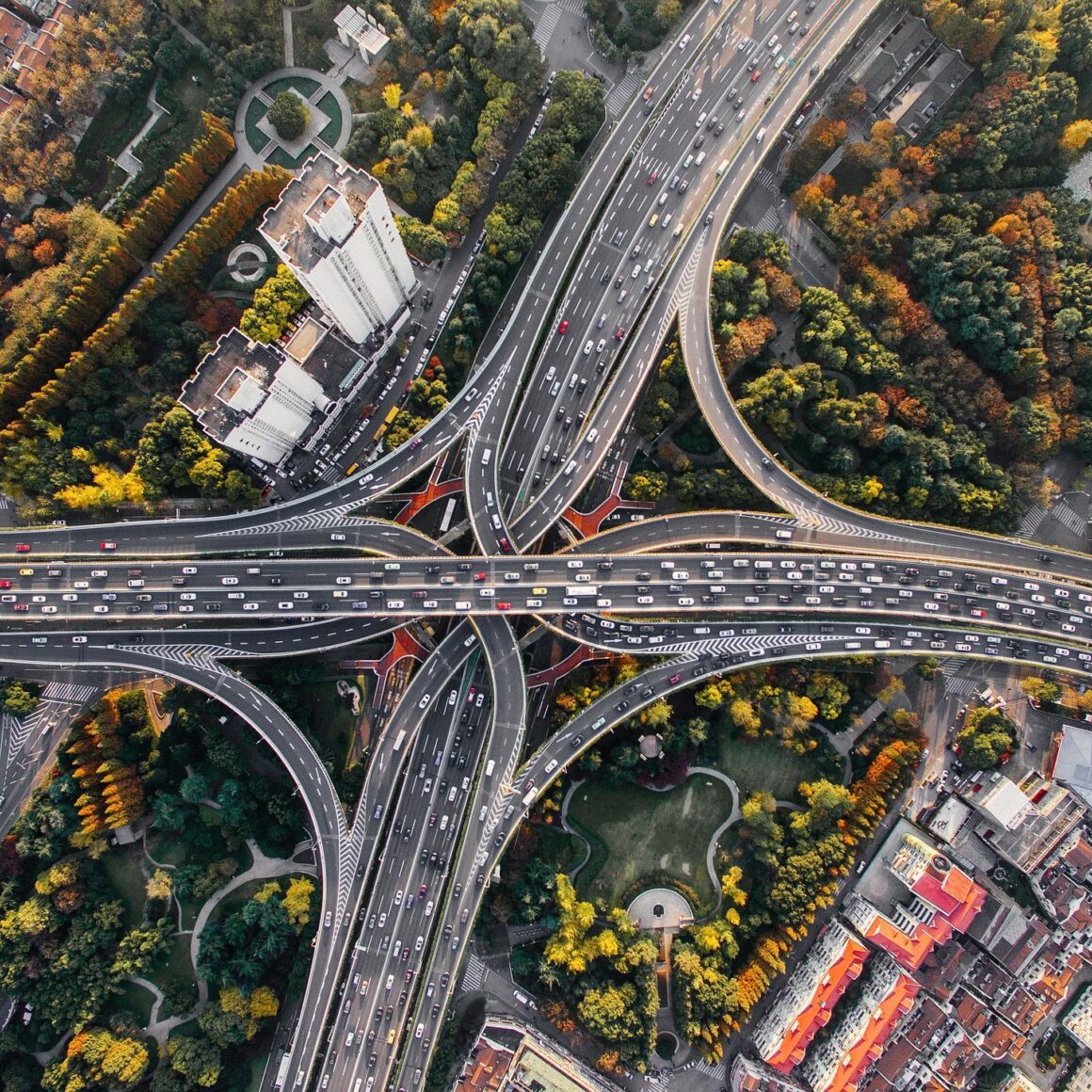 Luftbild von einer Straßenkreuzung