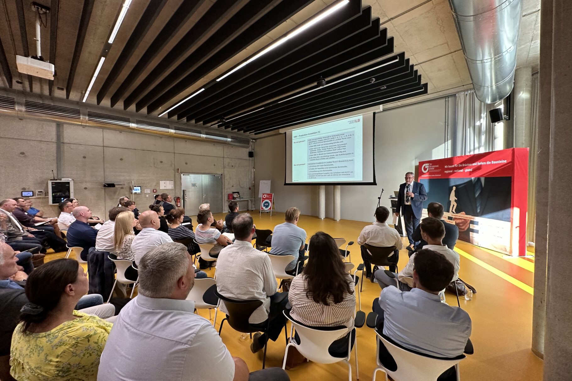 Unternehmer*innen lauschen einem Vortrag