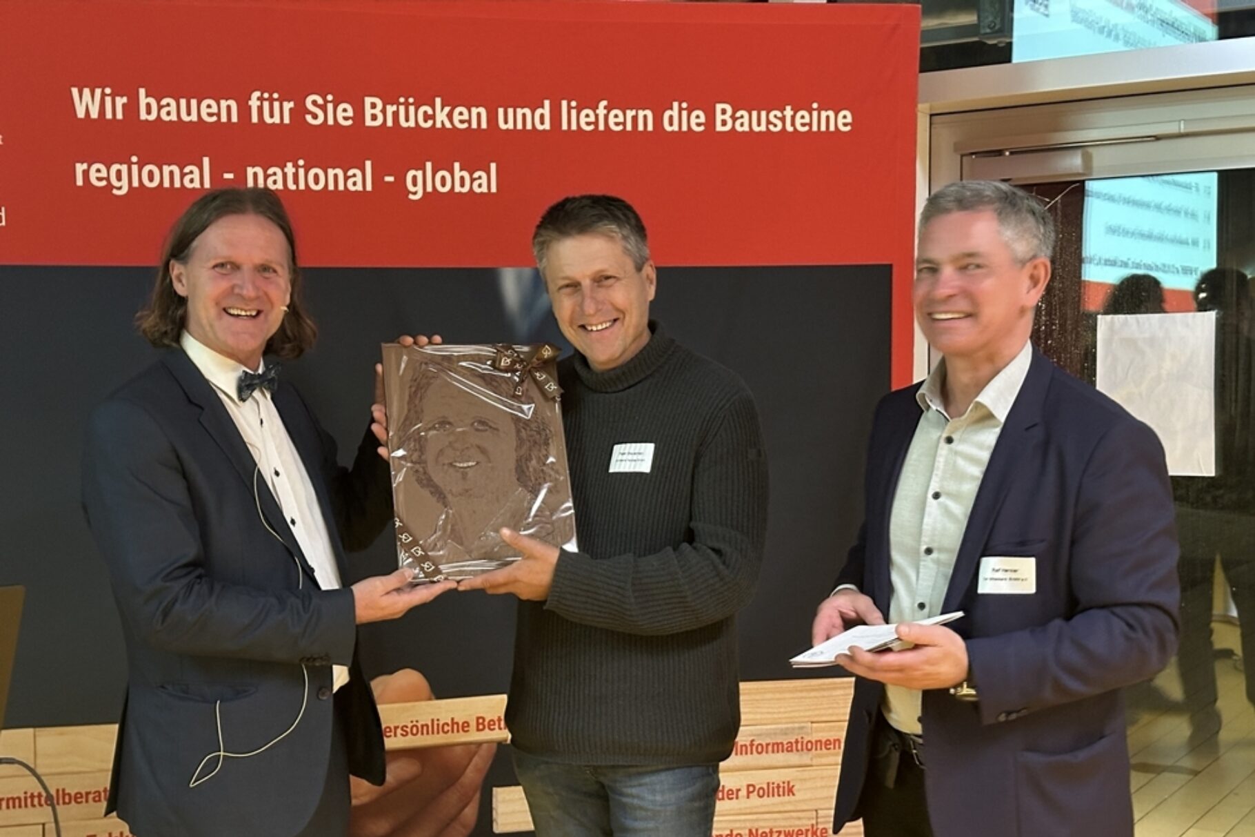 ein Mann erhält ein Schokoladenportraid als Präsent