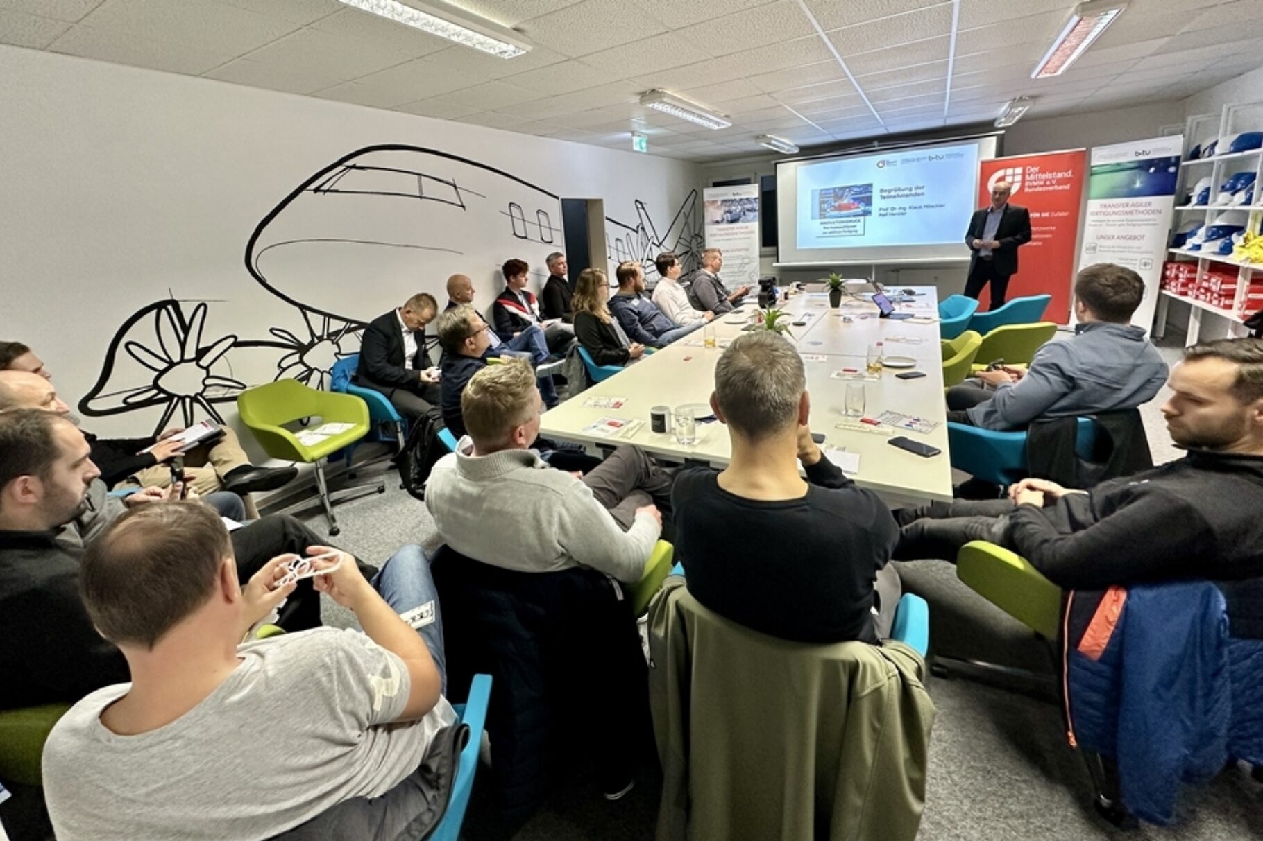 Unternehmer*innen lauschen einem Vortrag