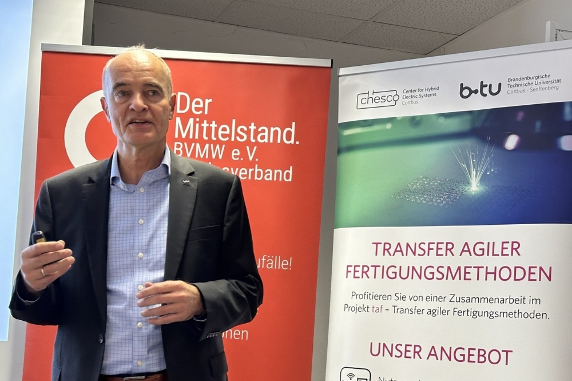 ein Mann hält einen Vortrag