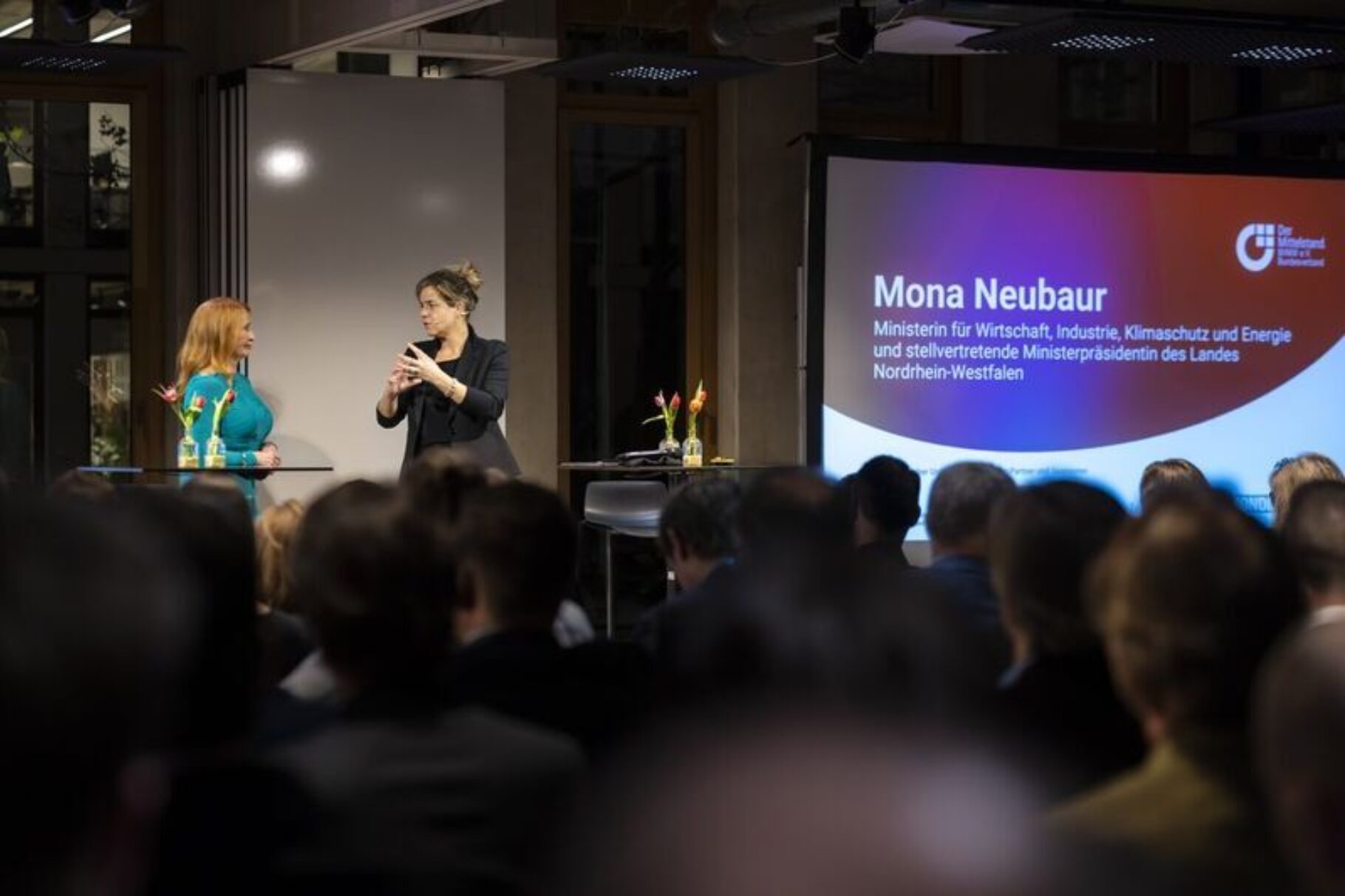 Mona Neubaur und Margit Schmitz auf der Bühne