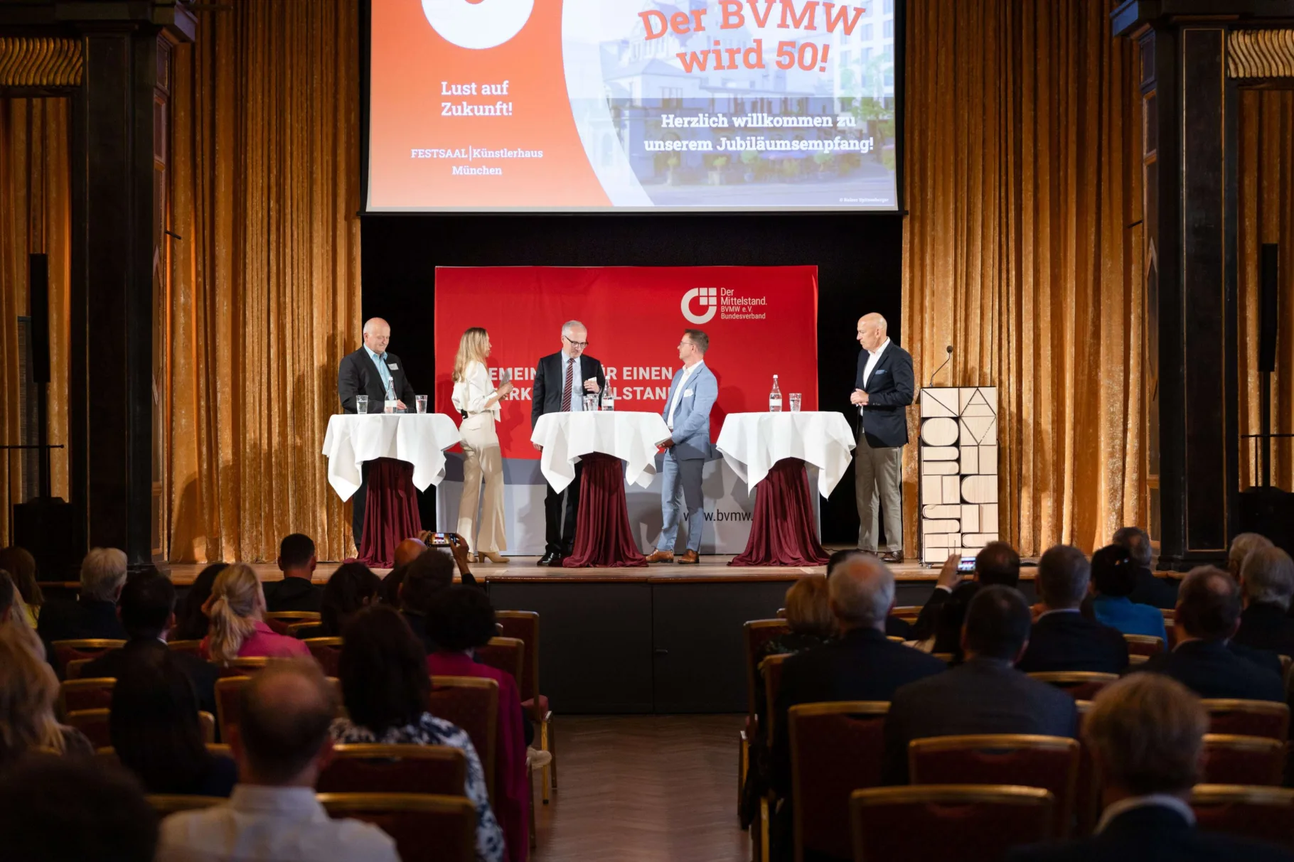 Unsere Panelisten mit Moderatorin Dr. Sonja Sulzmaier:
Dr. Marc Fuchs – CEO DACH Gofore
Herbert Jakob – Director Strategic Partnerships bei Thinkwise
Torsten Prauser – Geschäftsführer ALHO Systembau GmbH
Andreas Schmaler – Geschäftsführer CIC Consulting GmbH
(von links nach rechts)