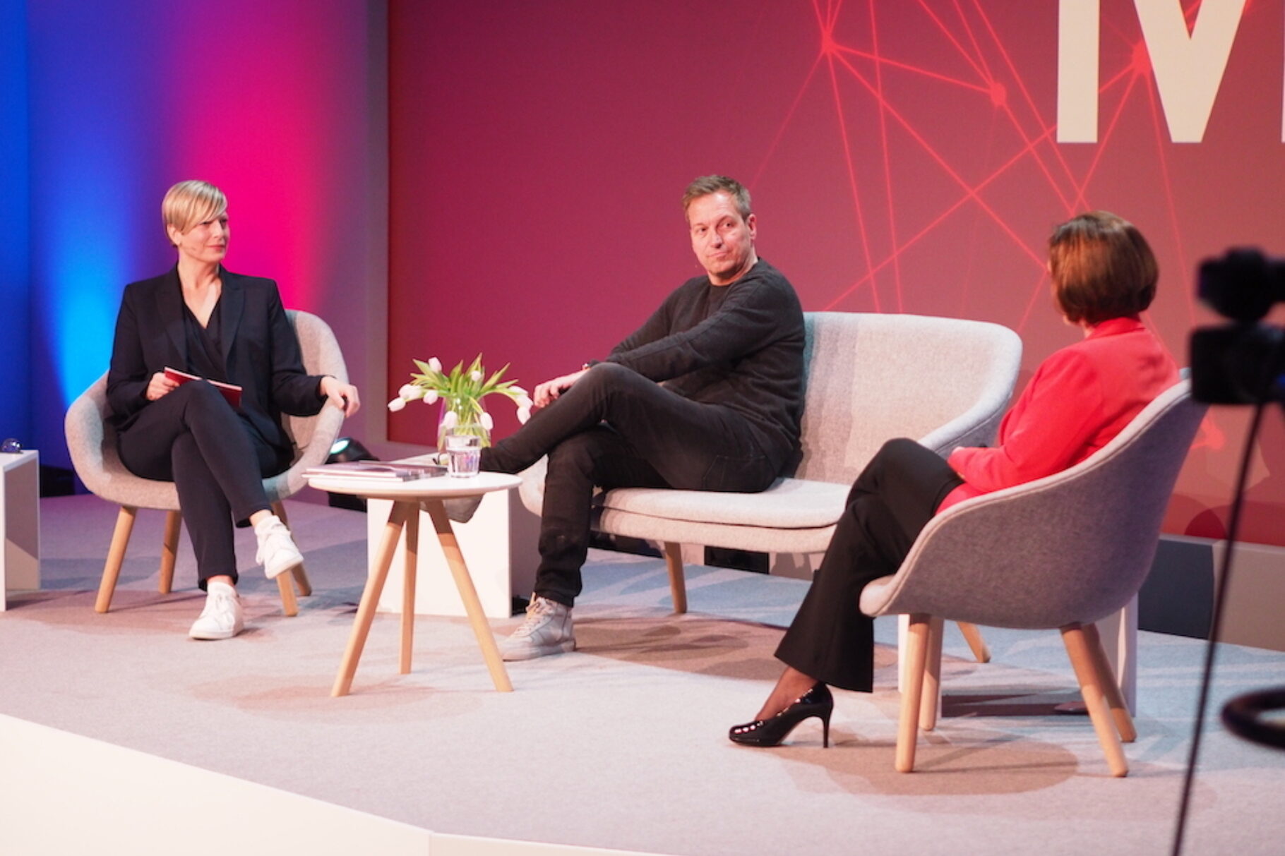 Diskussionsrunde auf der Bühne