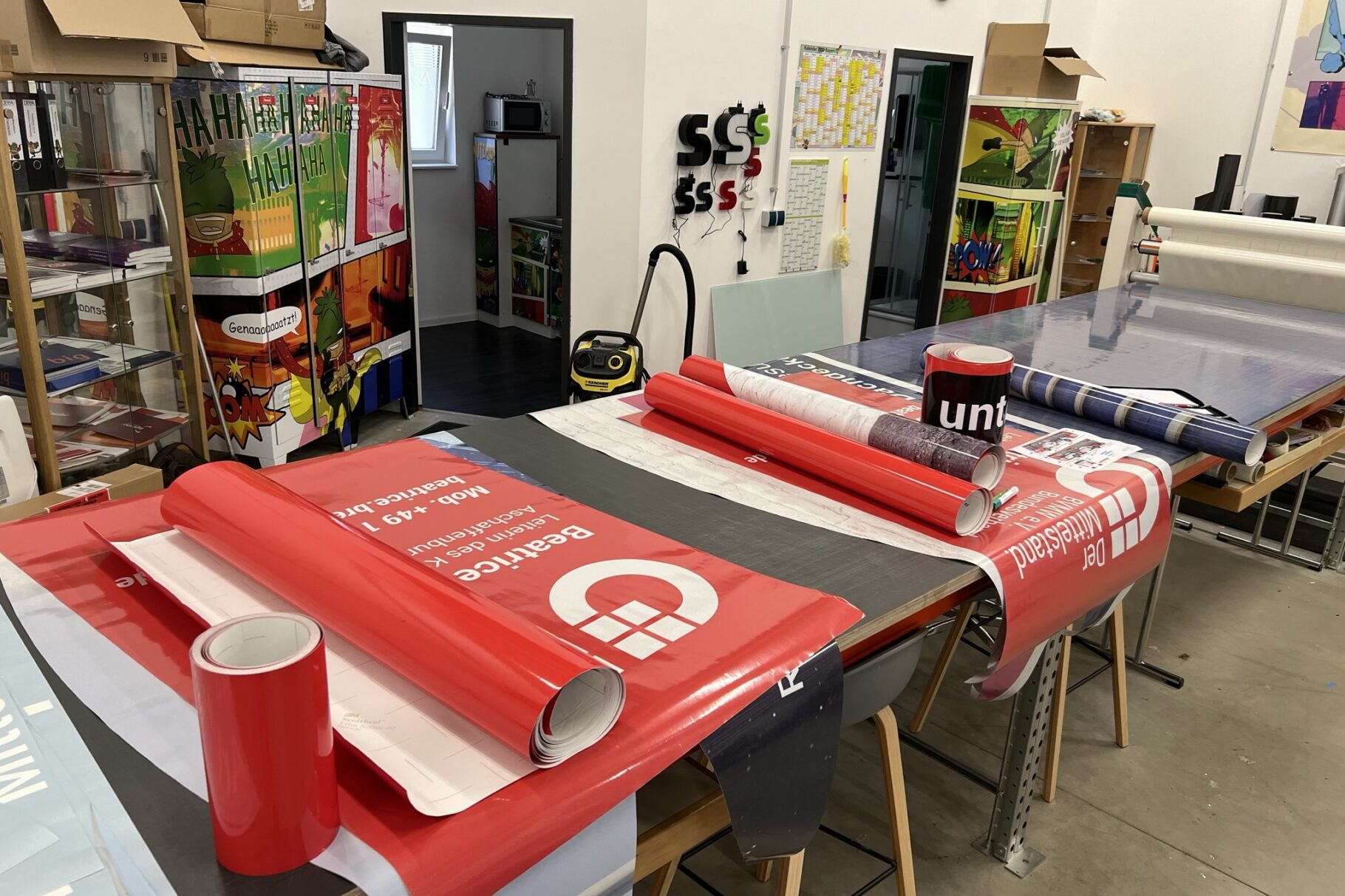 Folien liegen sortiert bereit