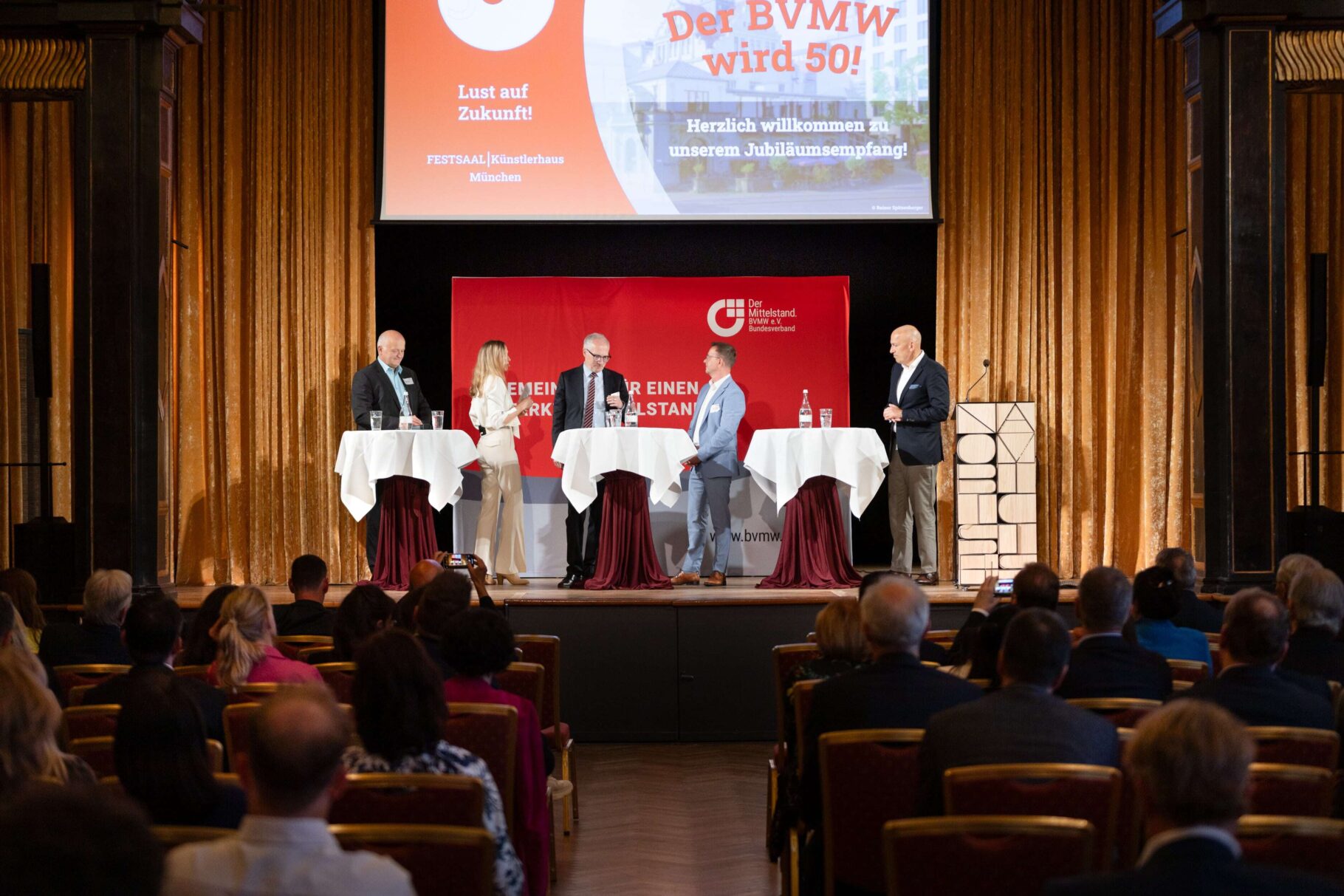 Unsere Panelisten mit Moderatorin Dr. Sonja Sulzmaier:
Dr. Marc Fuchs – CEO DACH Gofore
Herbert Jakob – Director Strategic Partnerships bei Thinkwise
Torsten Prauser – Geschäftsführer ALHO Systembau GmbH
Andreas Schmaler – Geschäftsführer CIC Consulting GmbH
(von links nach rechts)