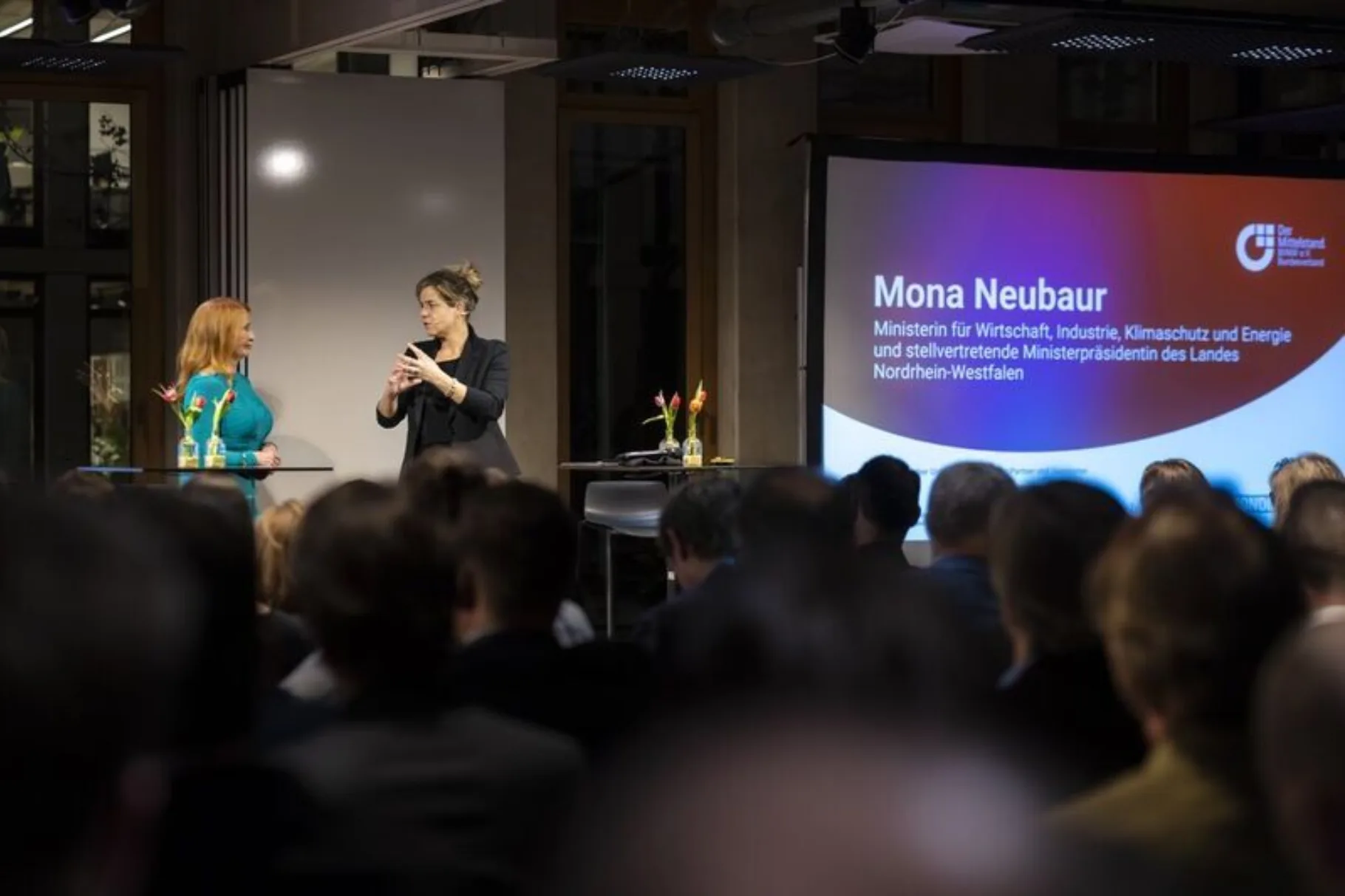 Mona Neubaur und Margit Schmitz auf der Bühne