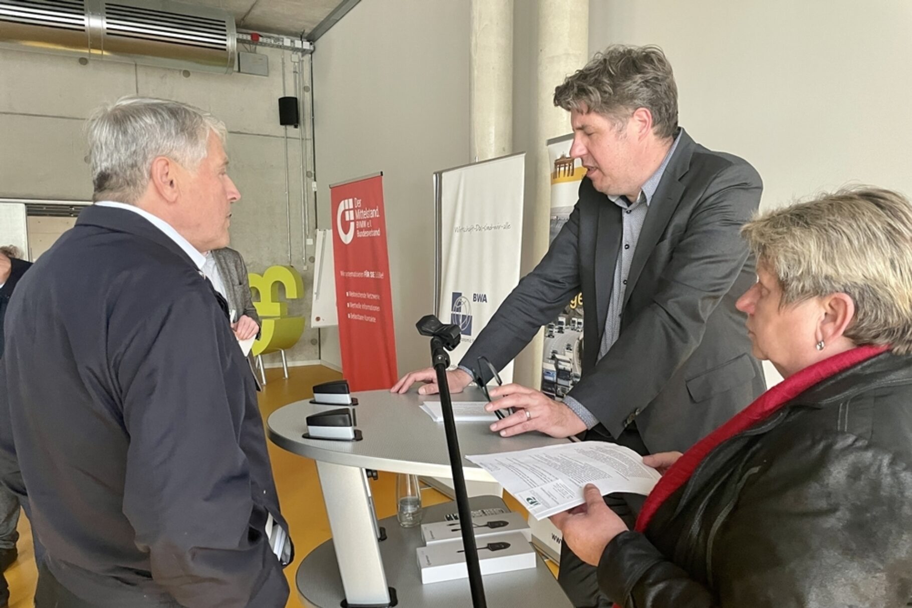 3 Menschen unterhalten sich