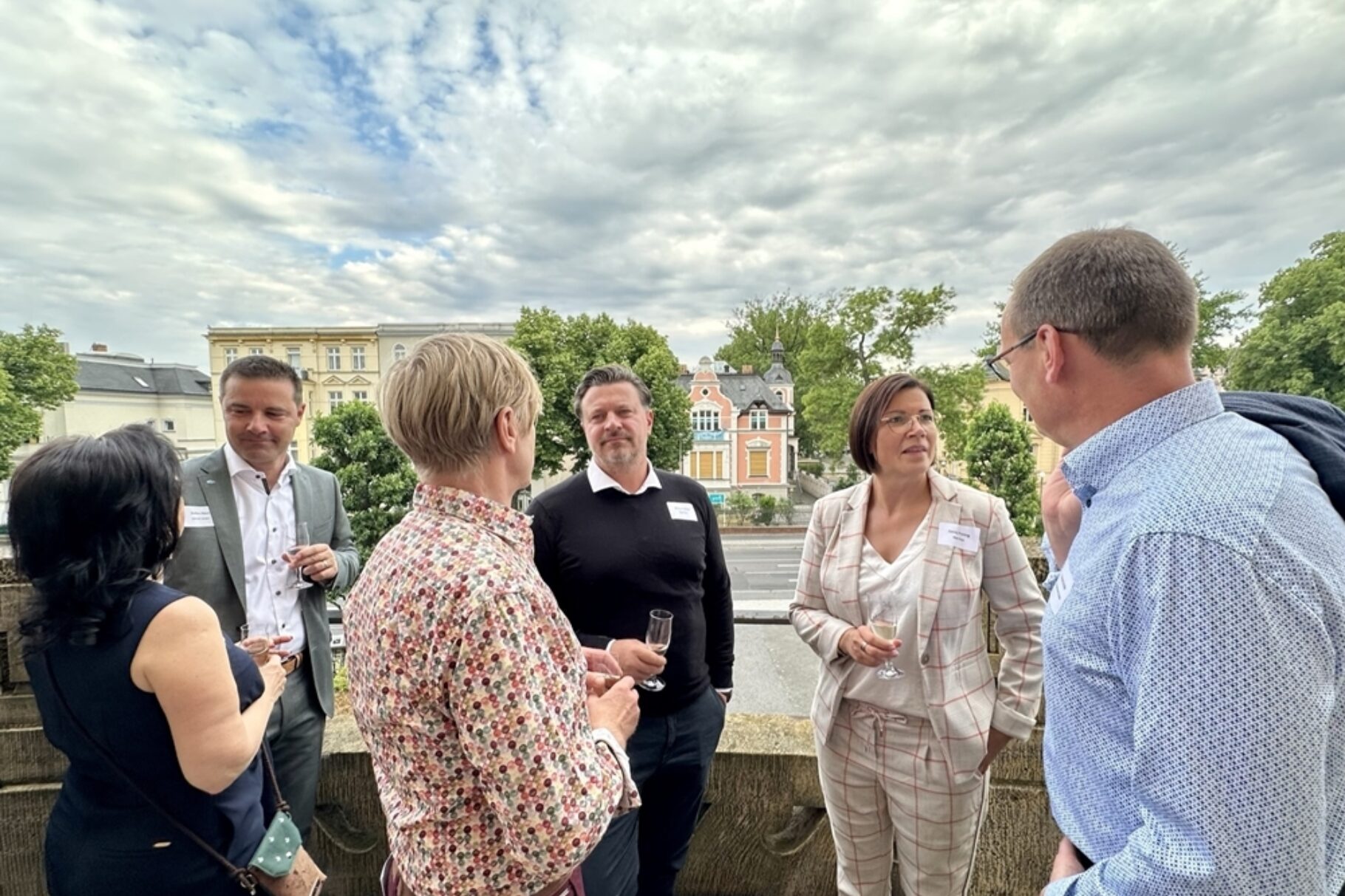 Menschen unterhalten sich auf einem Balkon