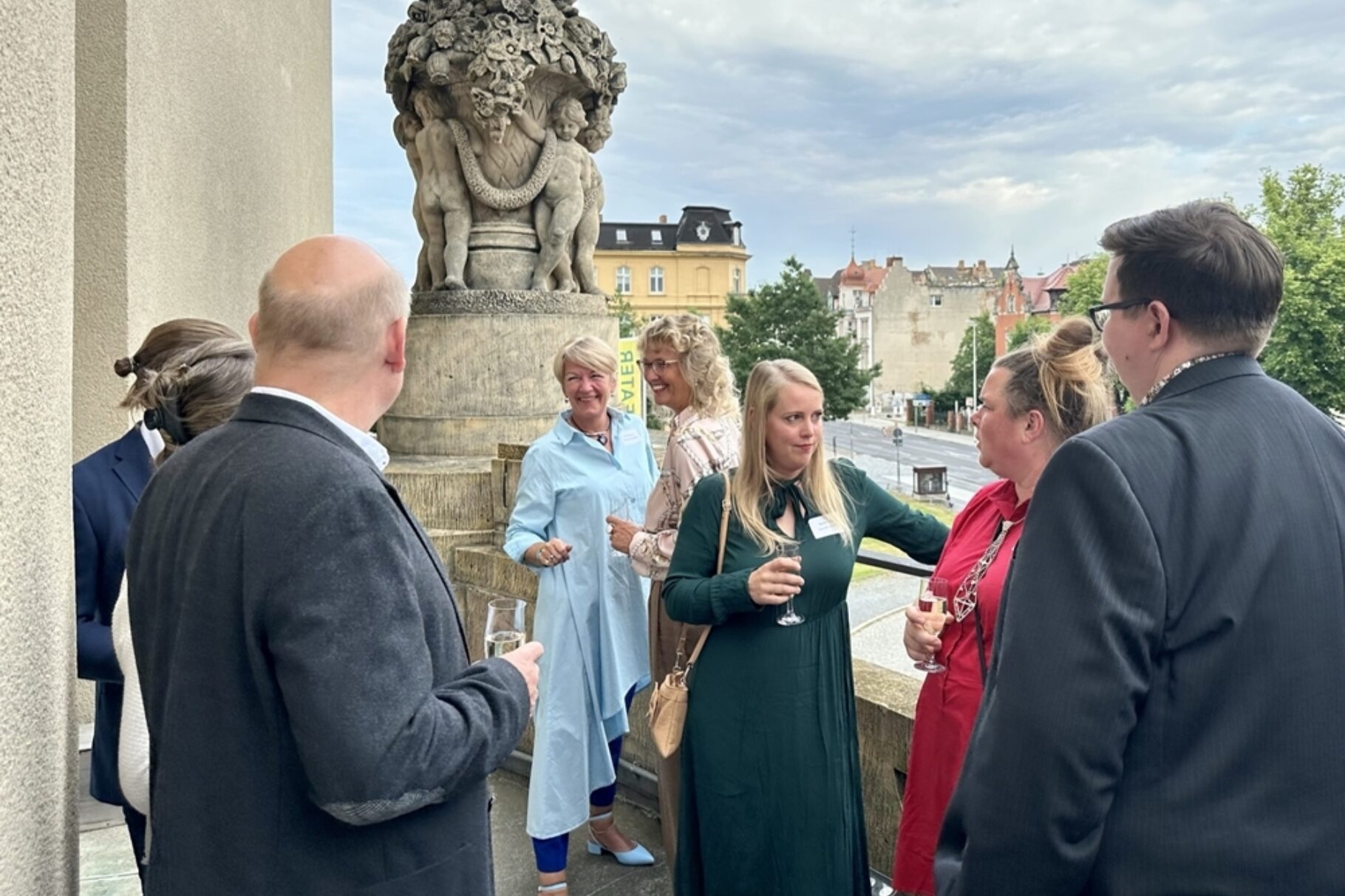 Menschen unterhalten sich auf dem Balkon des Staatstheaters Cottbus