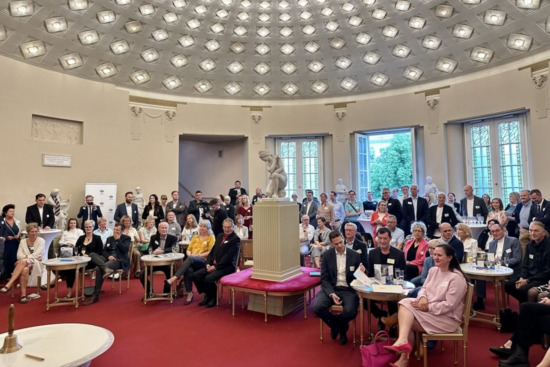 Unternehmer*innen lauschen einem Vortrag im Kuppelsaal des Staatstheaters Cottbus