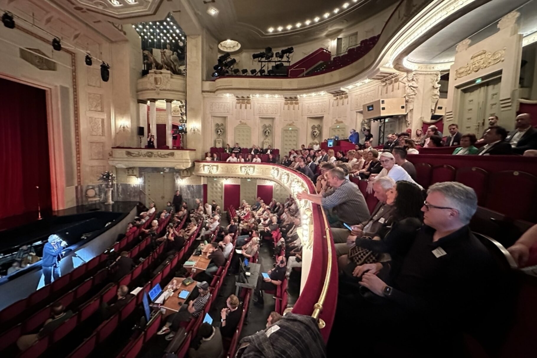Menschen sitzen im Theater und warten auf den Beginn der Vorstellung