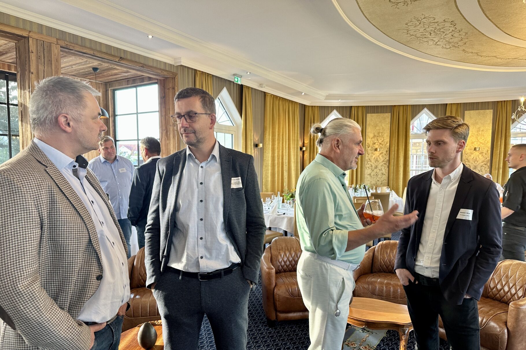 vier Männer unterhalten sich angeregt