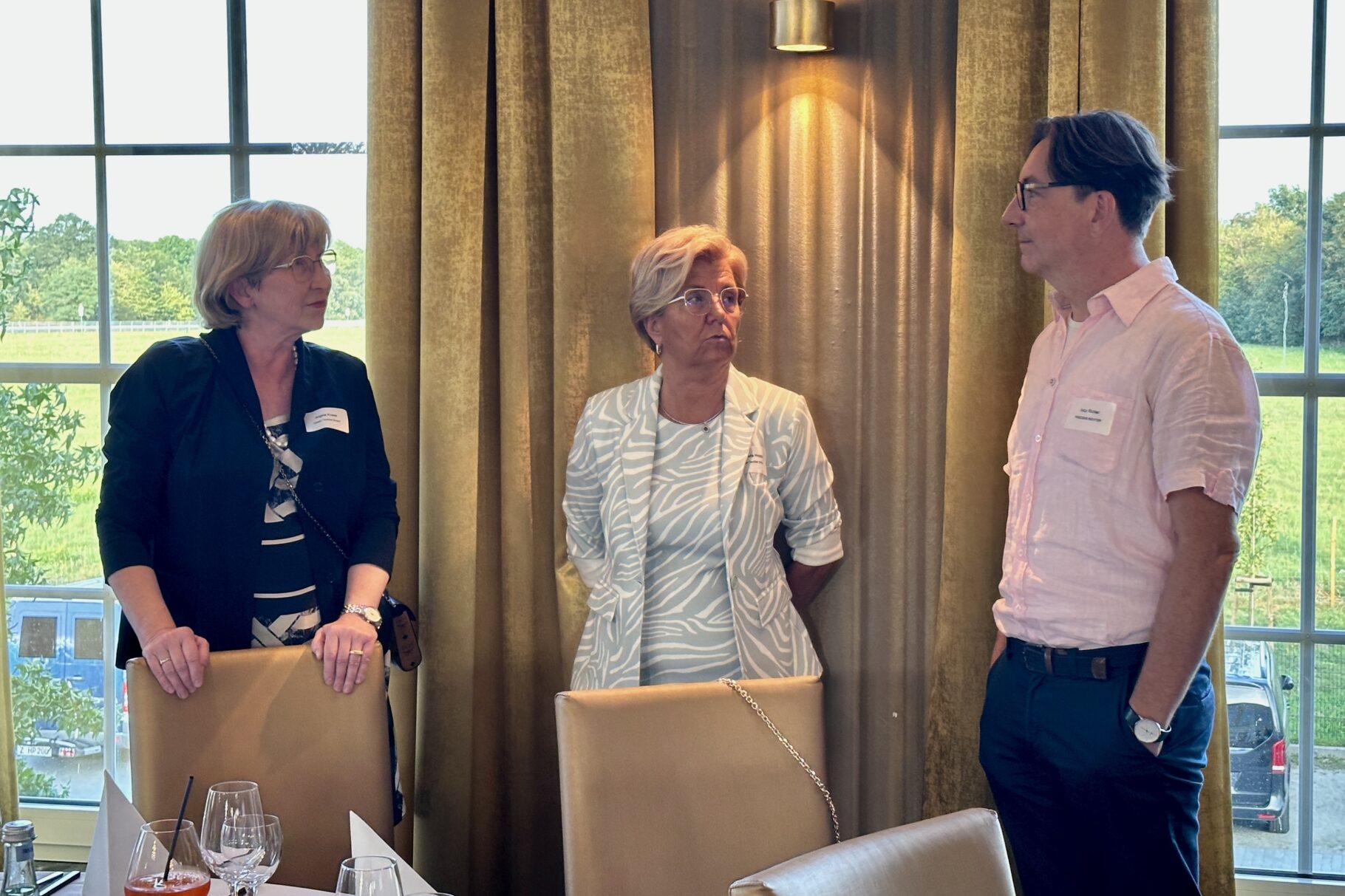 zwei Frau und ein Mann unterhalten sich