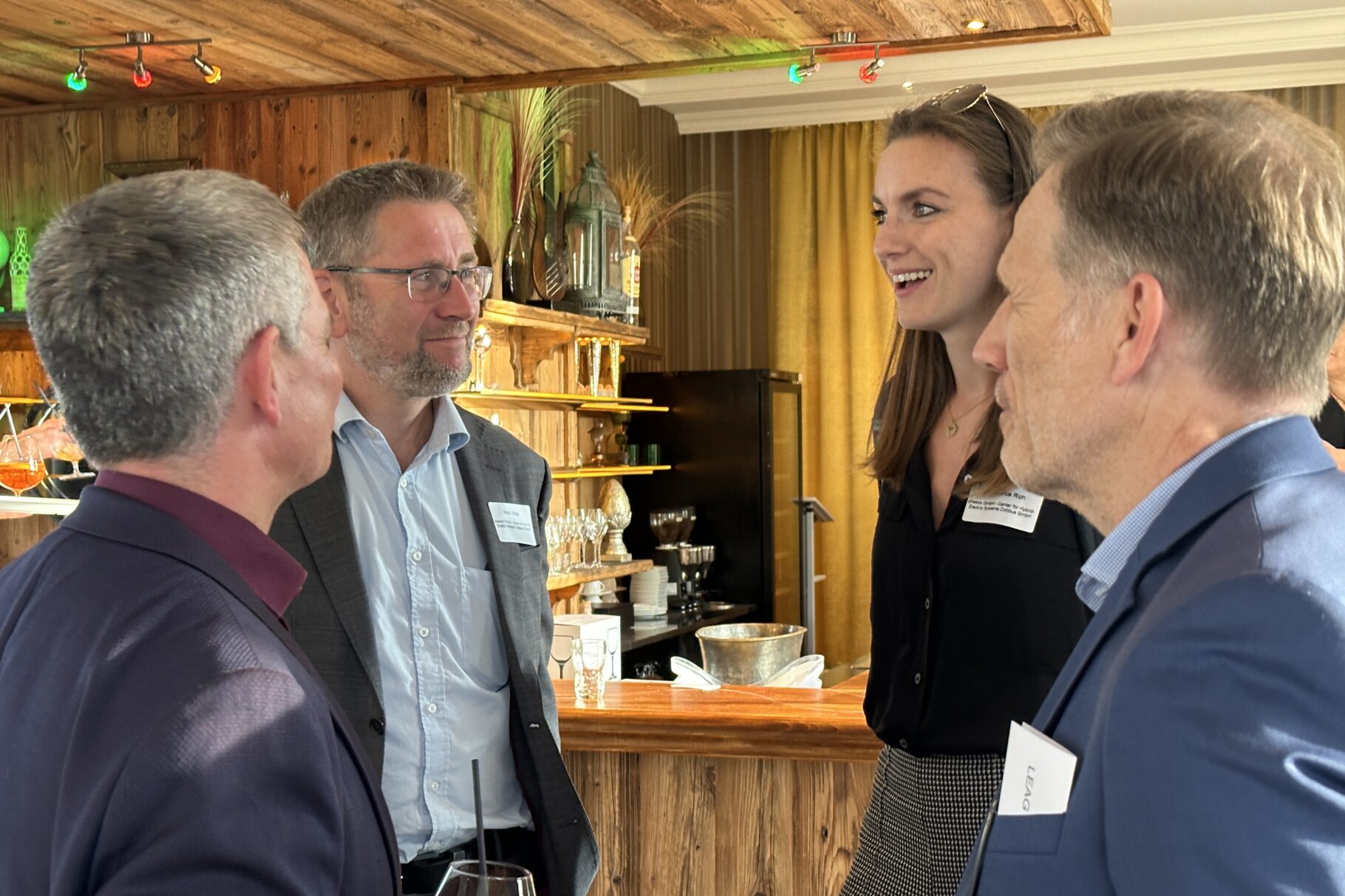 drein Männer und eine Frau führen ein Gespräch