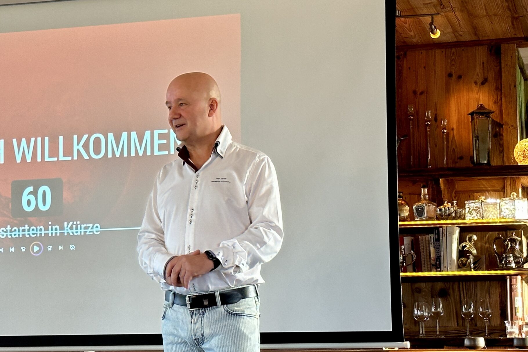 ein Hotelchef hält einen Vortrag