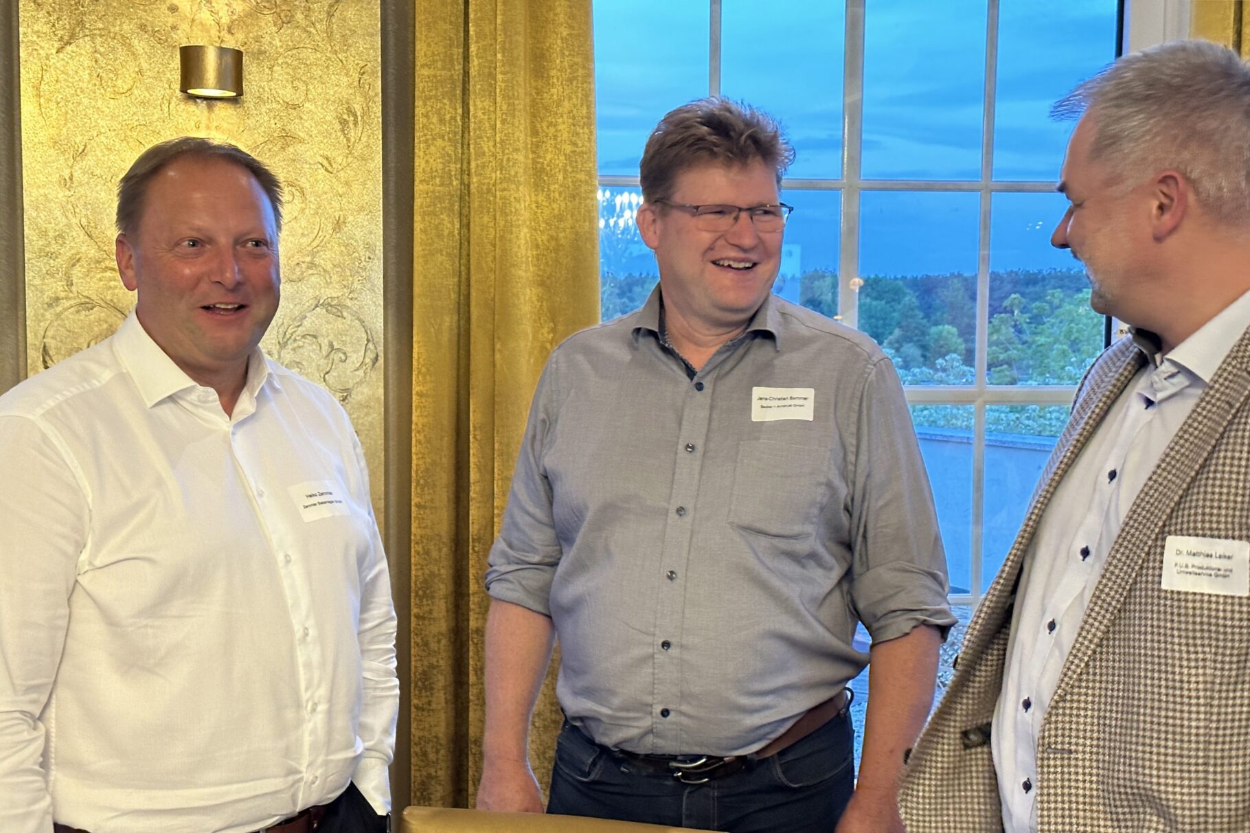 drei Männer führen ein Gespräch