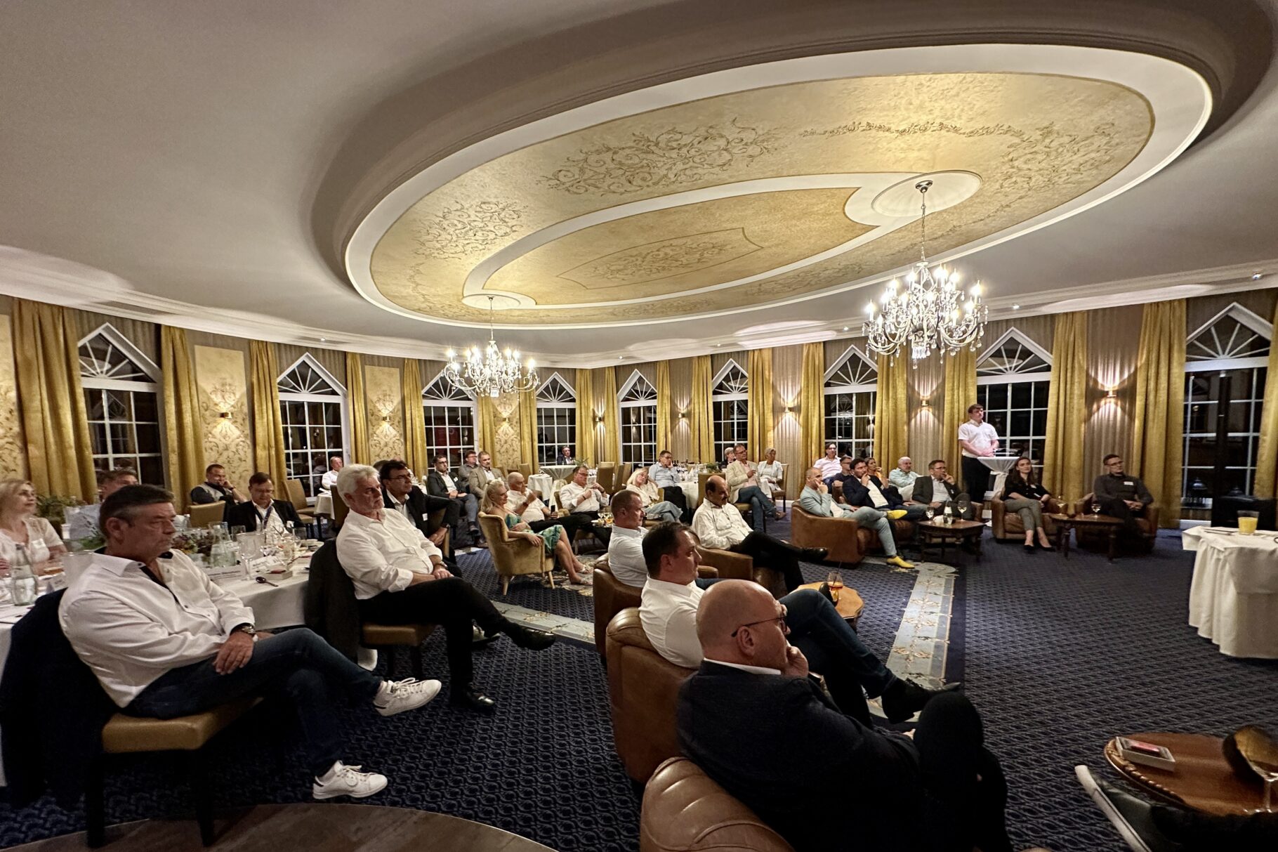 Unternehmer*innen lauschen einem Vortrag