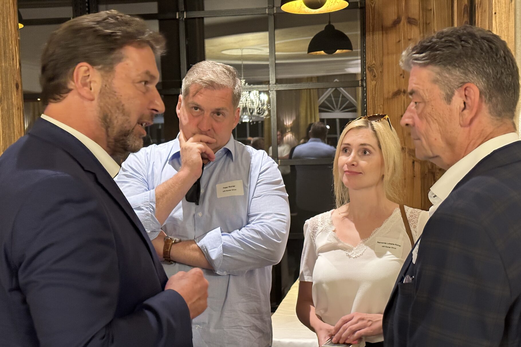 drei Männer und eine Frau im Gespräch