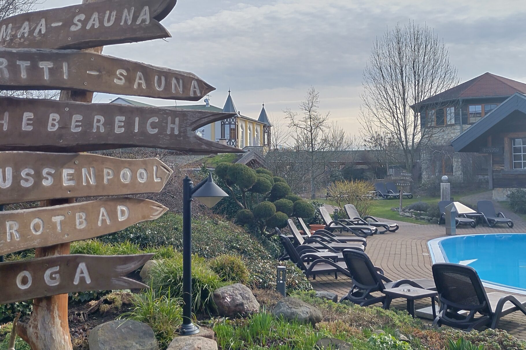 Außenpool mit Liegen