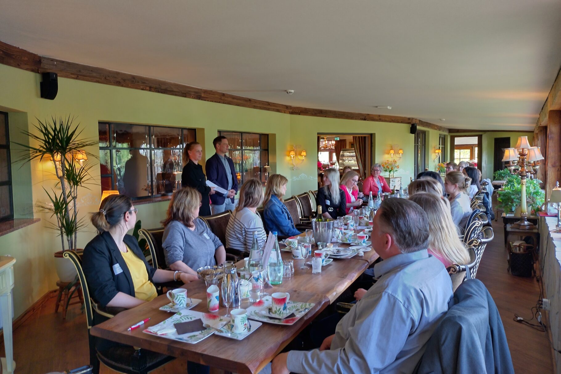 Menschen an einer Frühstückstafel