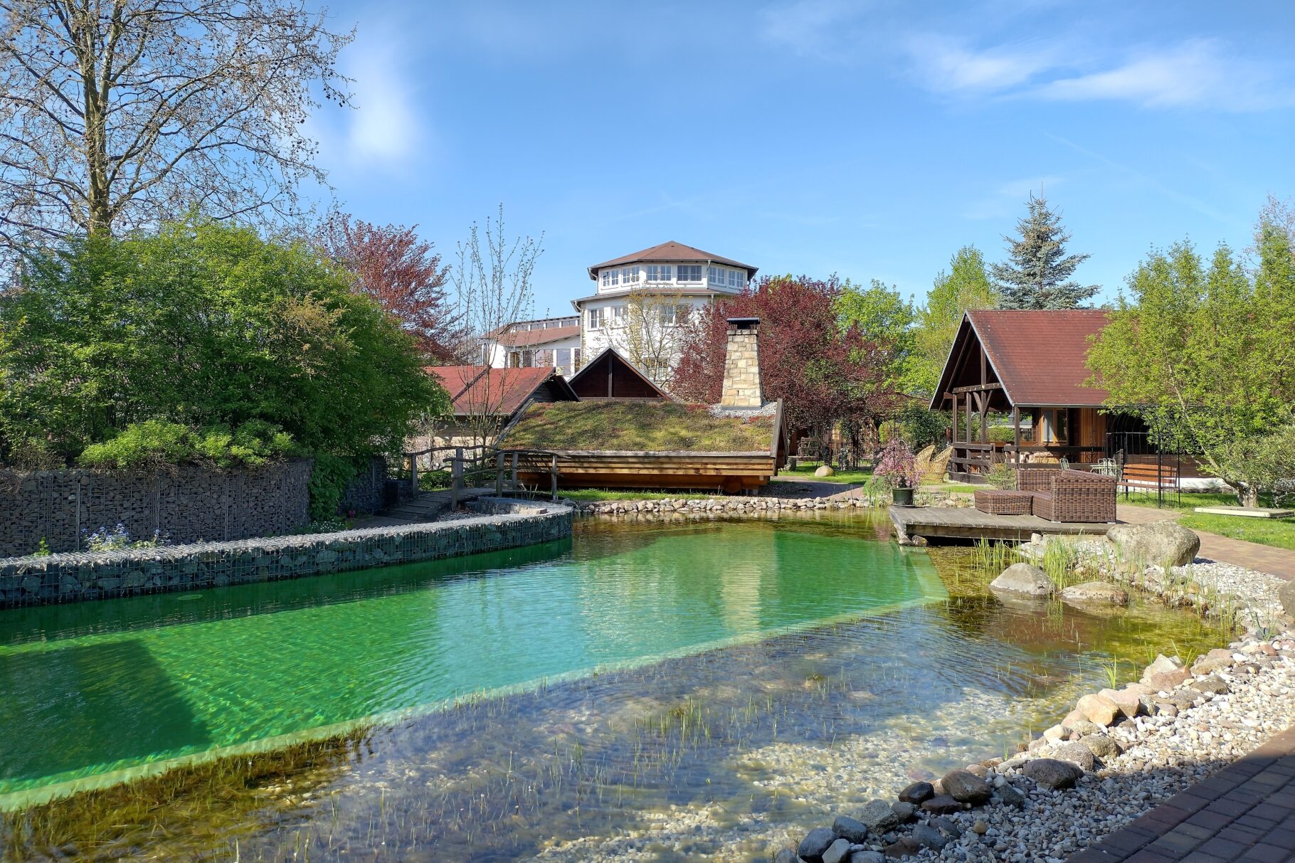 Außenpool mit Hotelanlage im Hintergrund