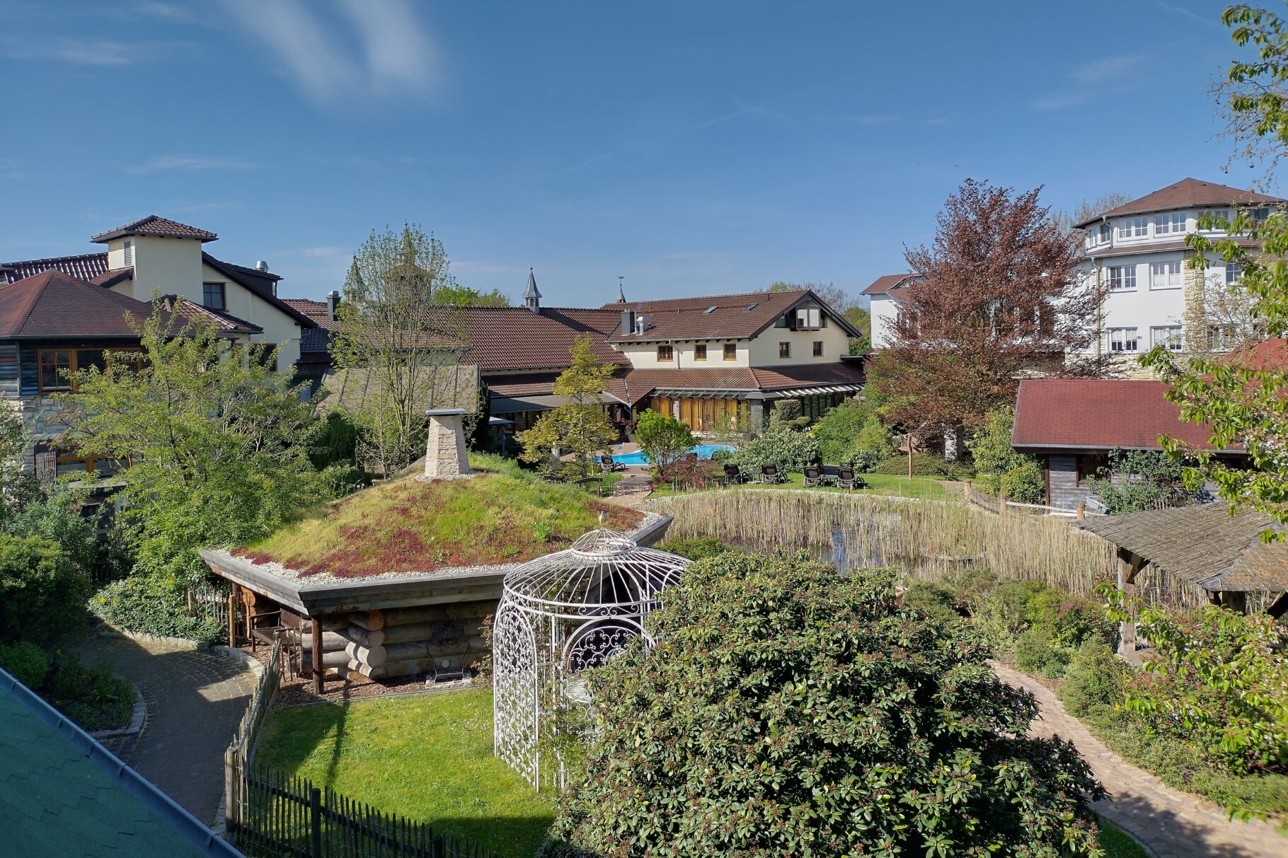 Blick auf die Hotelanlage mit Poolbereich