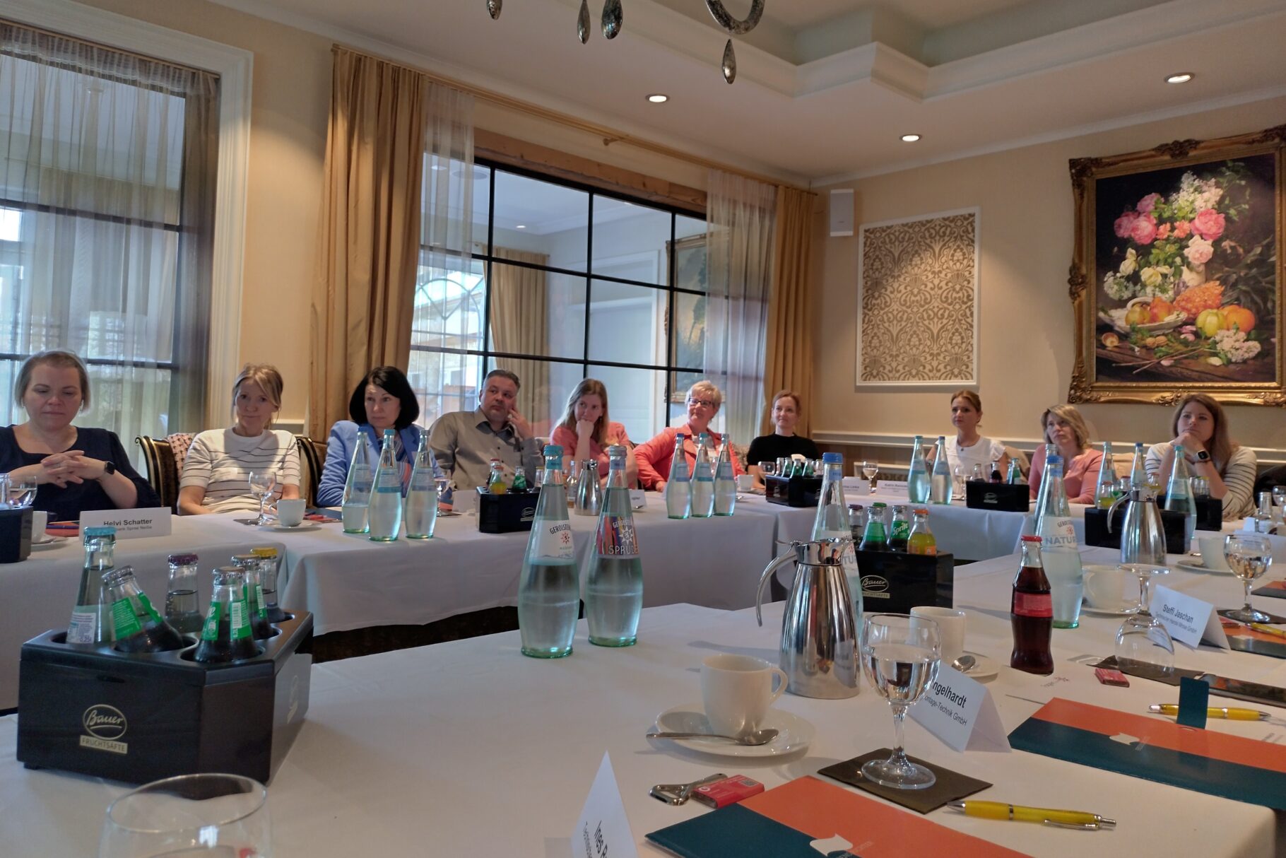 Teilnehmer*innen lauschen einem Seminarvortrag