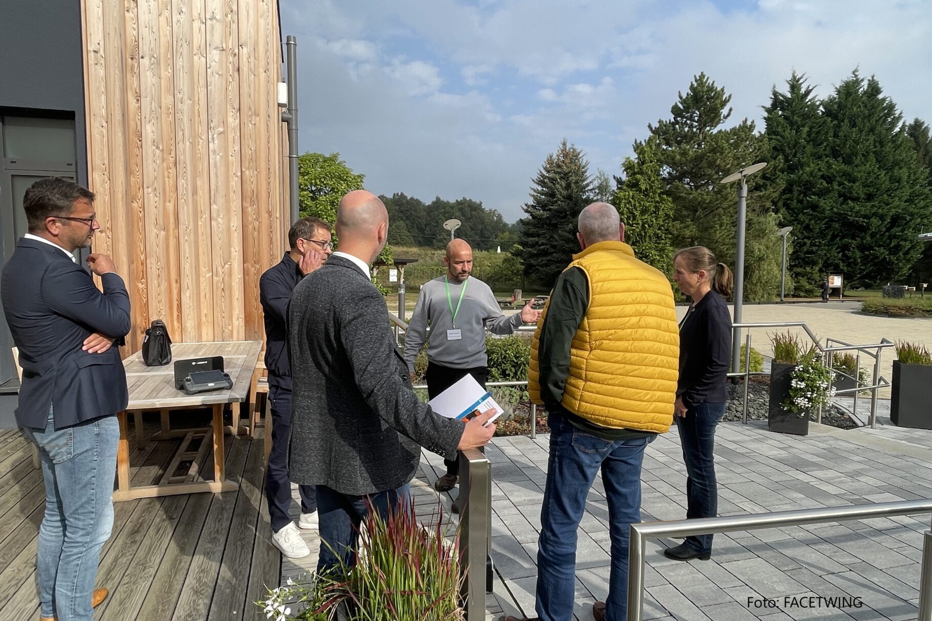 ein Mann erklärt Unternehmer*innen die Funktionen einer Drohne