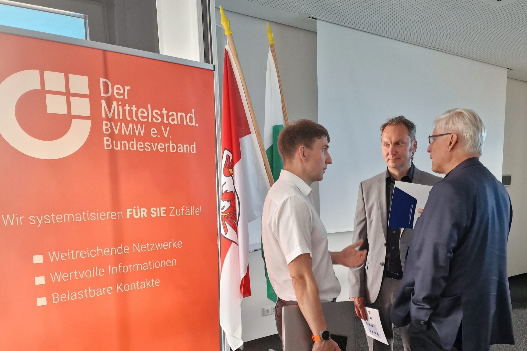 3 Männer unterhalten sich