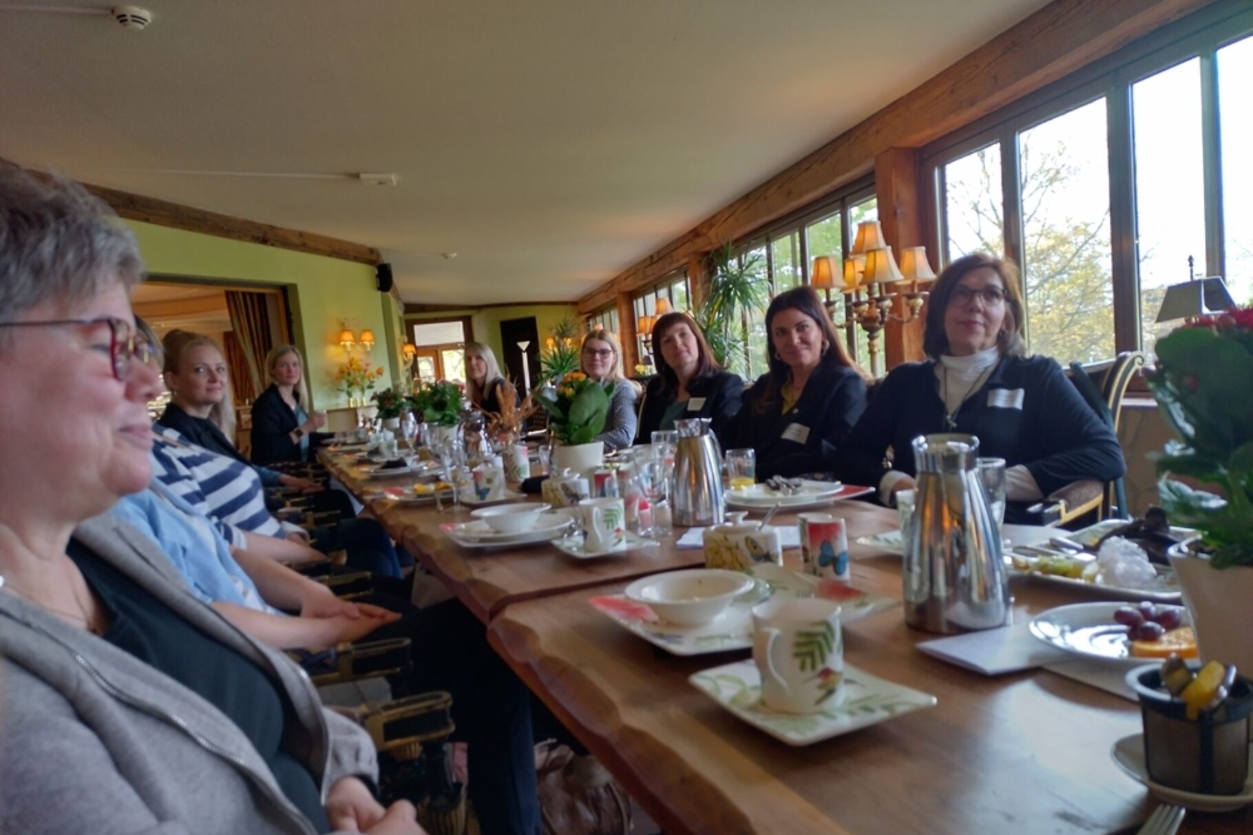 Teilnehmerinnen sitzen beim gemeinsamen Frühstück