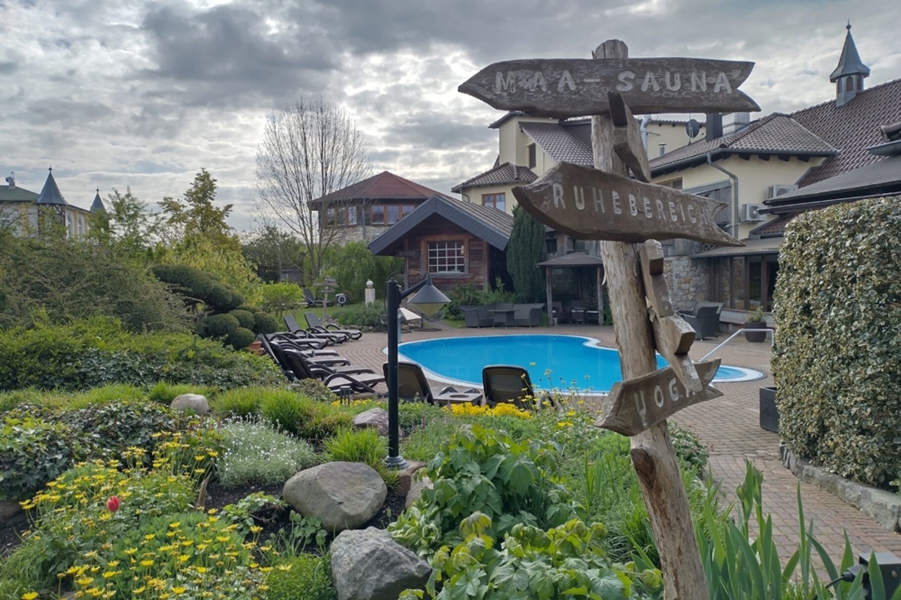 Blick auf den Außenpoolbereich mit Liegewiese