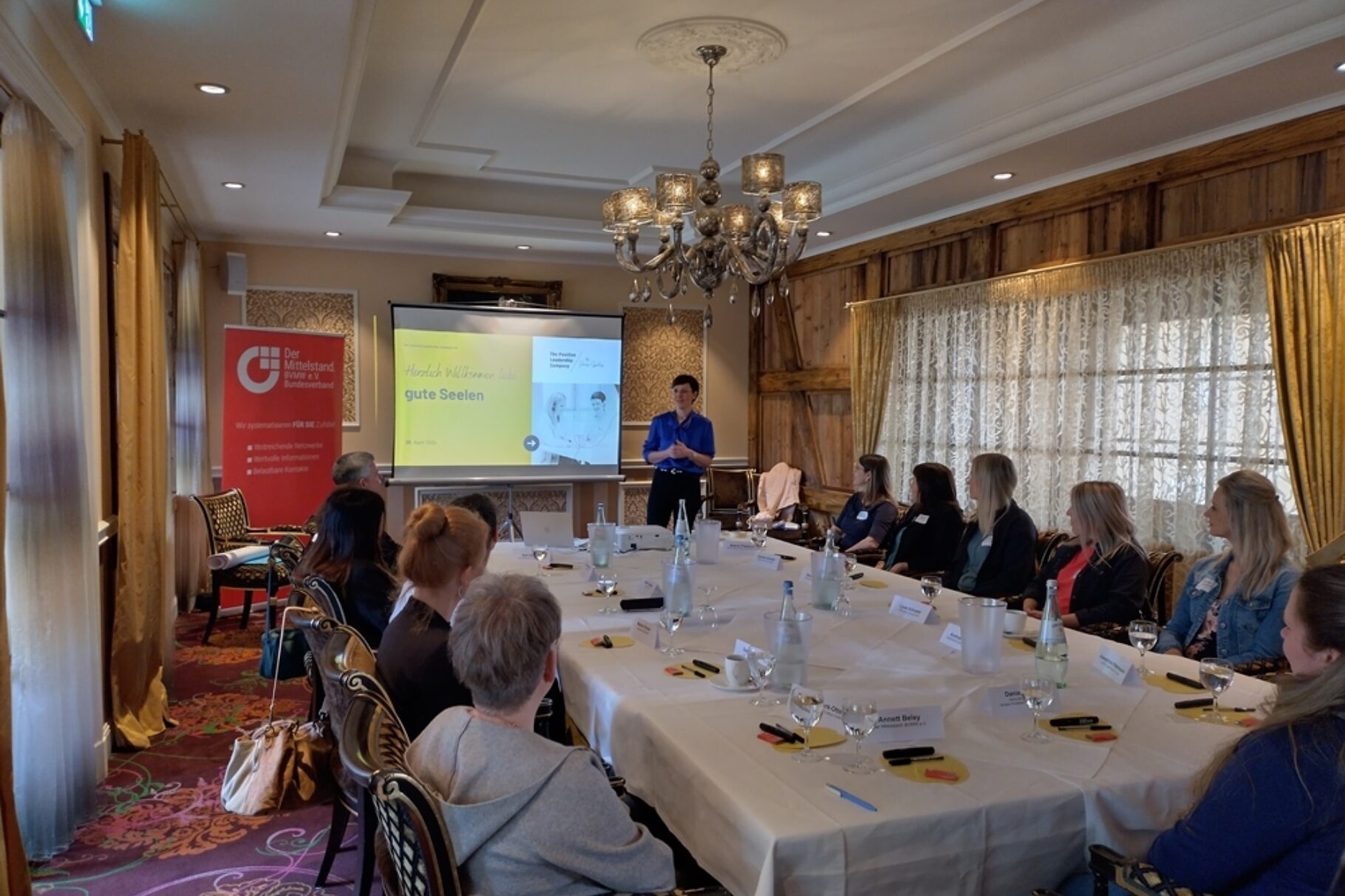 Teilnehmer*innen lauschen einem Vortag