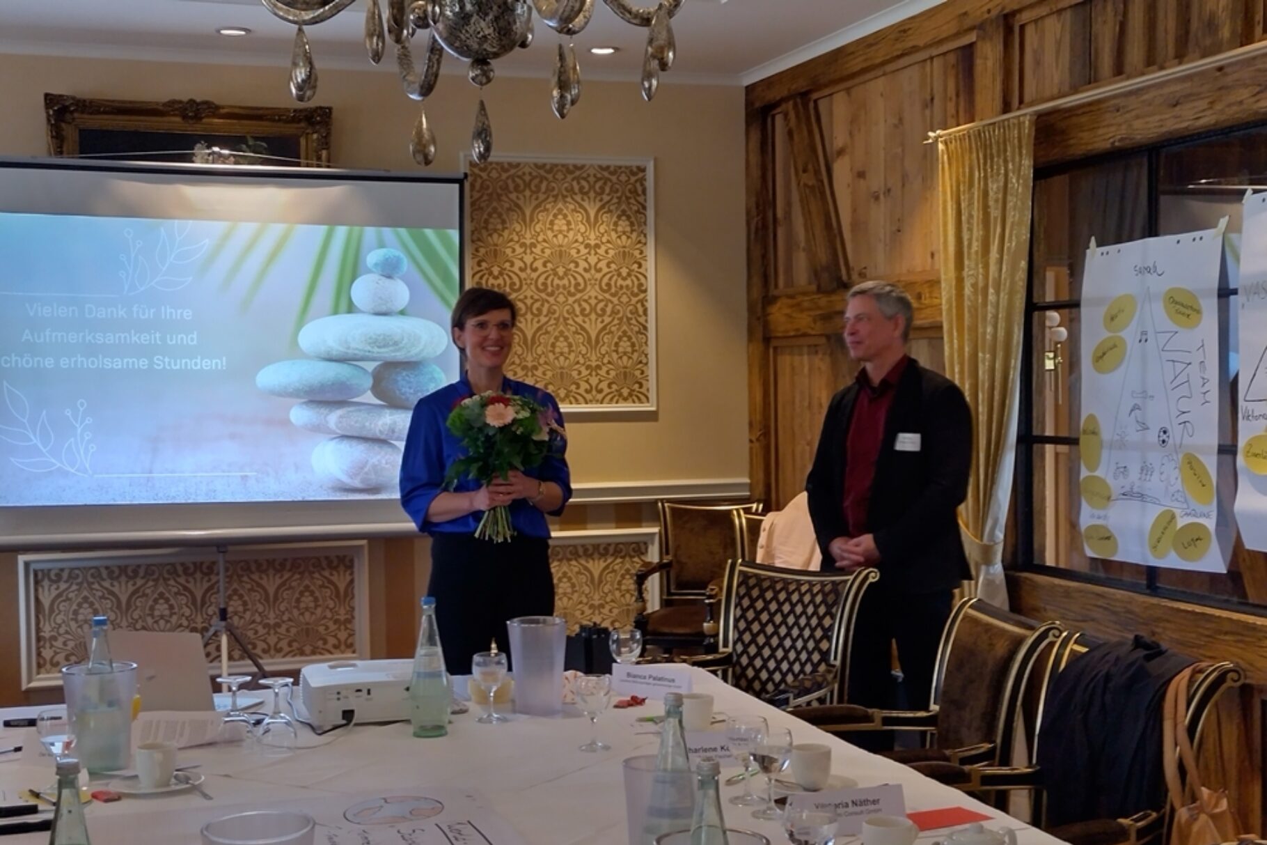 ein Mann überreicht einer Frau einen Blumenstrauß