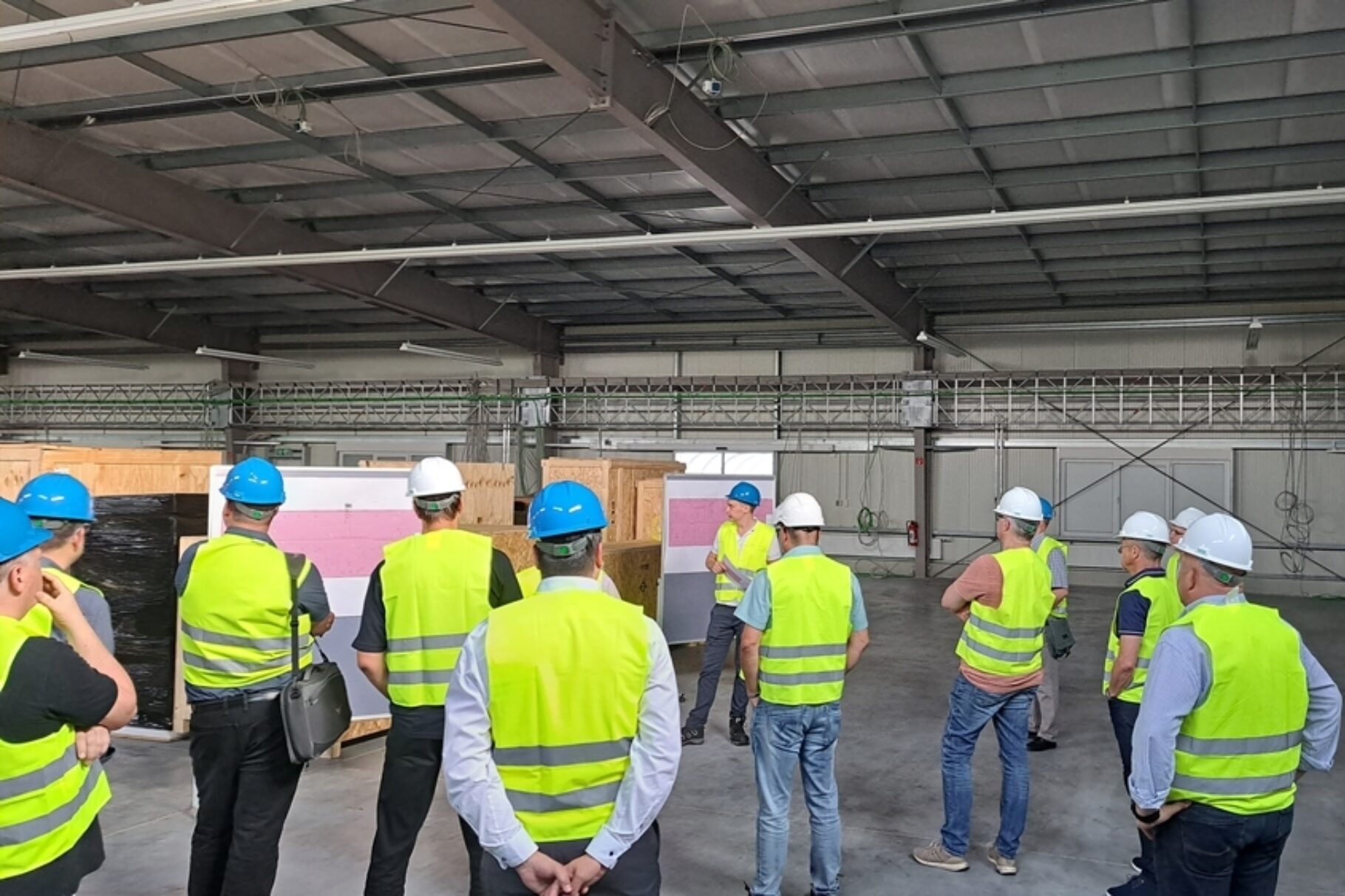 Menschen besichtigen eine Halle