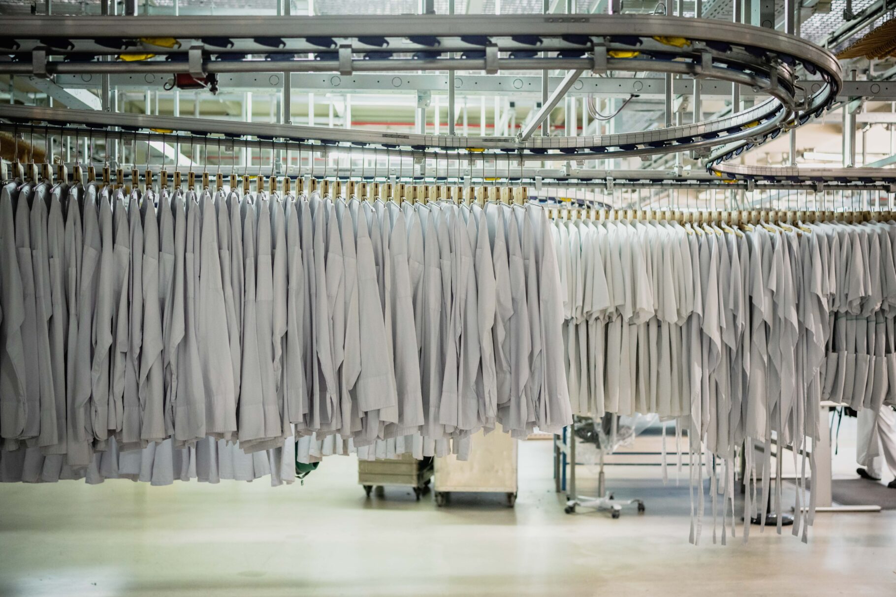 Unzählige Monturen Schutzkleidung sind bereit zur Auslieferung.