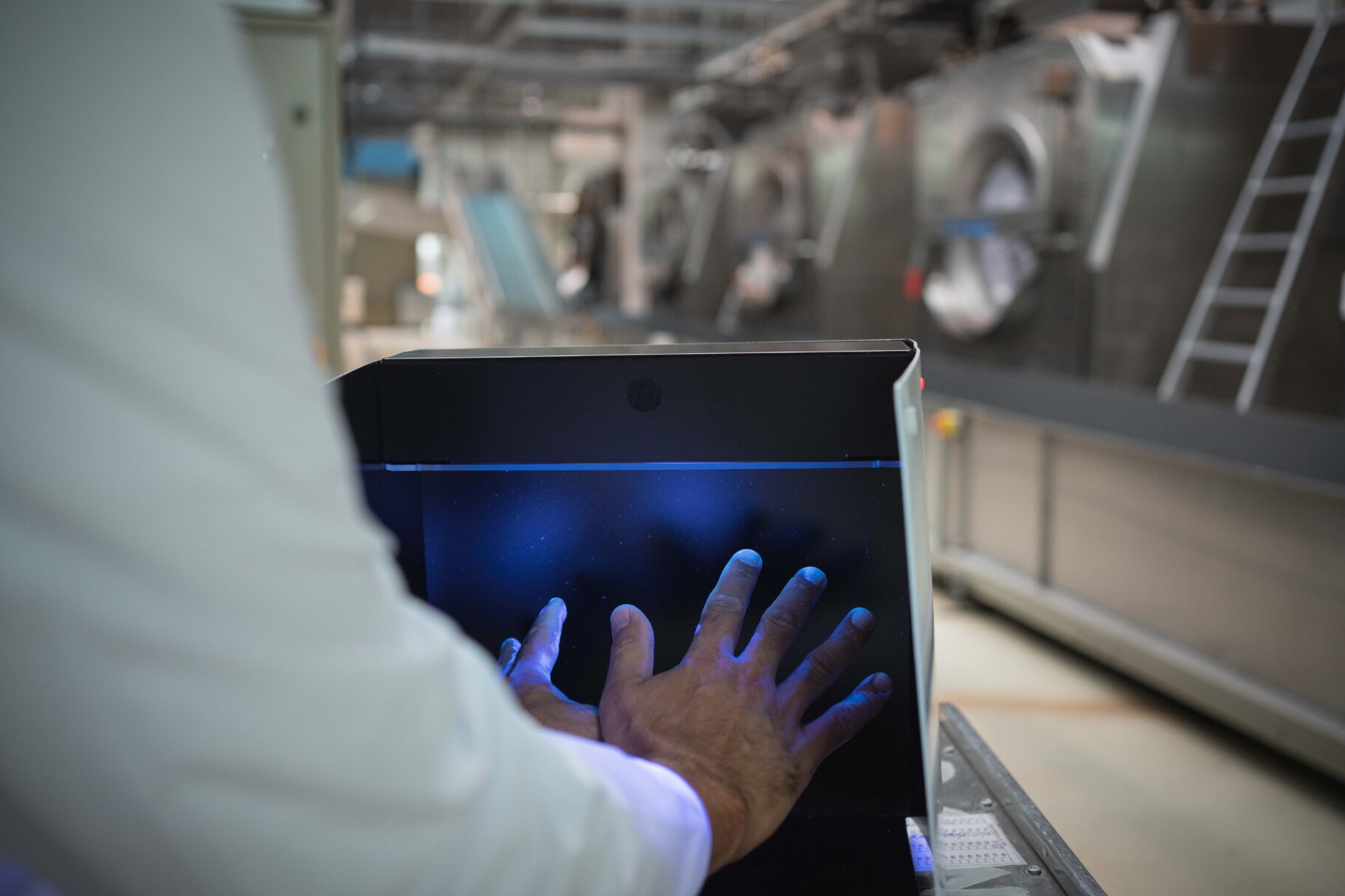 Ein Gerät zur Überprüfung der Reinheit der Hände nach dem Händewaschen.