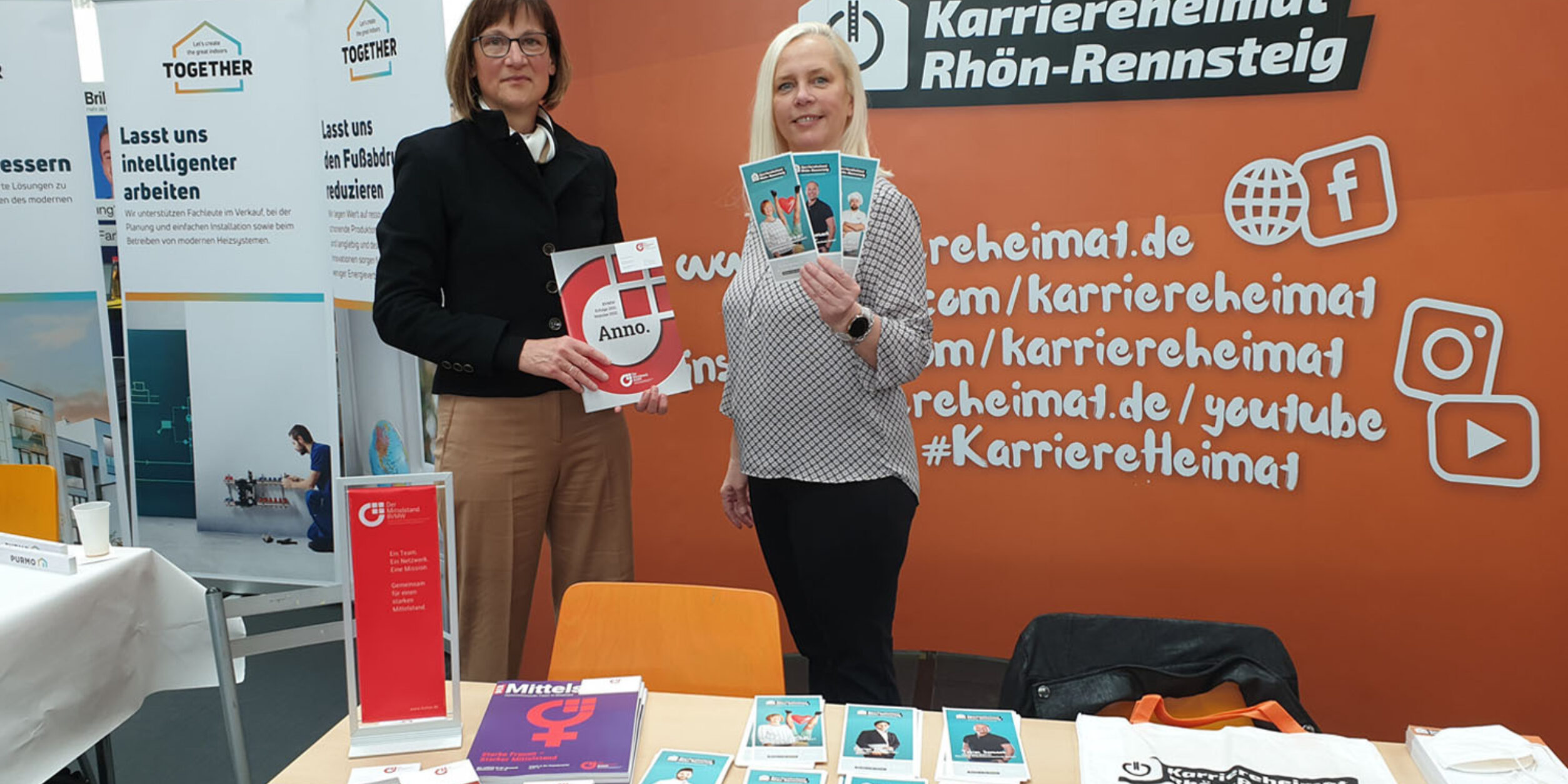Constanze Koch (BVMW) und Ulrike Steinmetz (Wirtschaftsförderung Schmalkalden-Meiningen, re.) standen den Schülern sowie Mittelständlern Rede und Antwort.