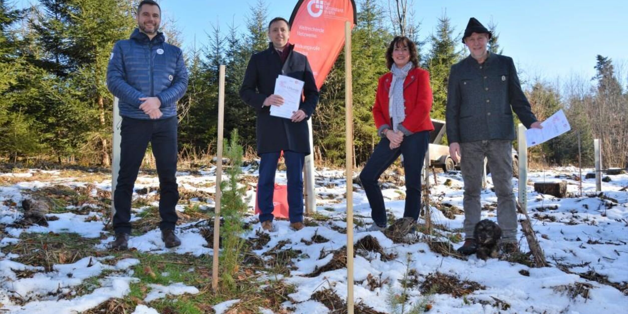 Baumpflanzaktion im Stadtwald: Von links: Andreas Klimm von der Wirtschafts-förderung Chiemgau GmbH (in Vertretung für Dr. Birgit Seeholzer), Oberbür-germeister Dr. Christian Hümmer, Kornelia Kirchermeier vom BVMW Chiemgau und Stadtförster Gerhard Fischer mit Dackel Cessy.