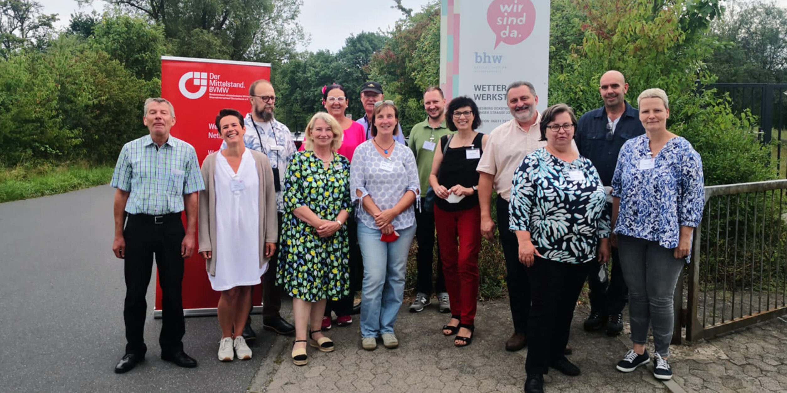 „Bei uns steht der Mensch im Mittelpunkt“ Die Behindertenhilfe Wetteraukreis gGmbH (bhw) ist gemeinnütziger Dienstleister für Menschen mit Behinderung und für Unternehmen in der Region