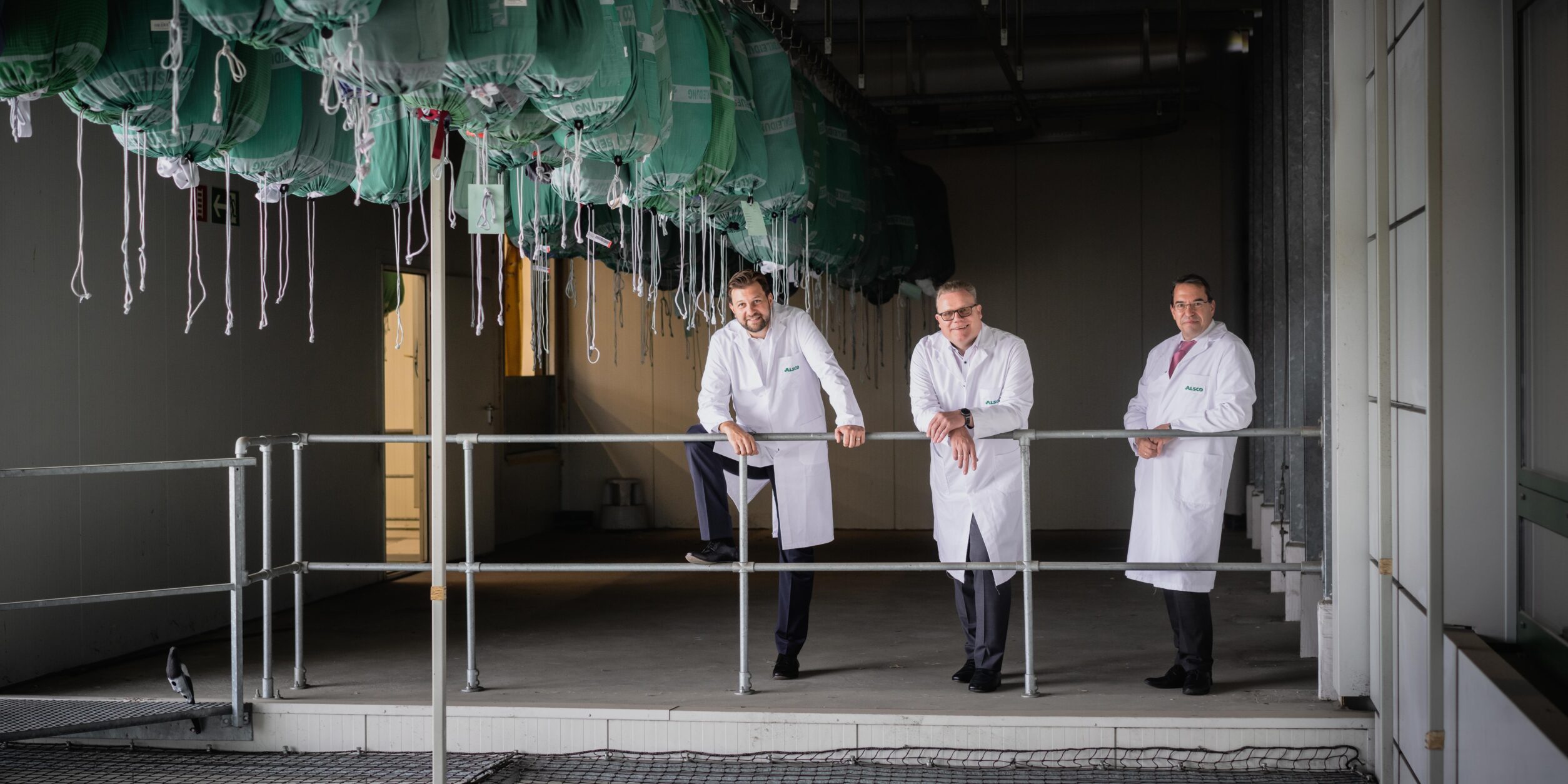 Die drei Interviewten von Alsco in ihren Hallen.