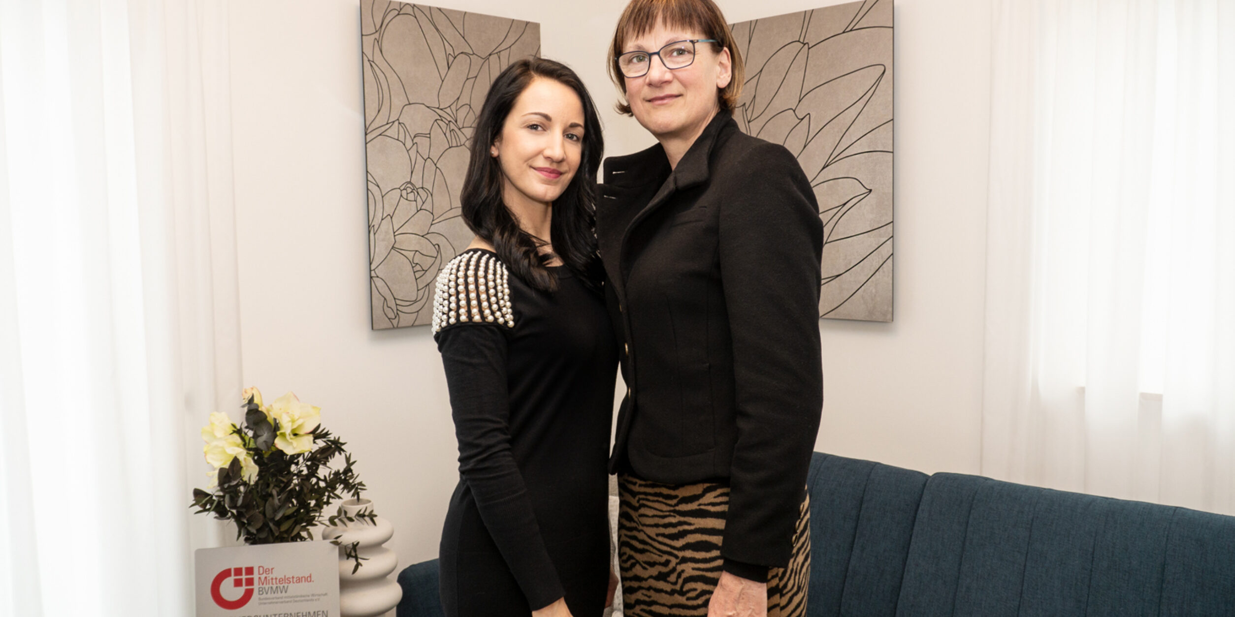 Stefanie Messerschmidt (waissgold, links) entwickelt und produziert hochwertige Schmuckkarten und edle Wandbilder. Während eines Atelierbesuches von Constanze Koch (BVMW-Repräsentantin in Südthüringen) trat sie dem Mittelstandsnetzwerk bei. Herzlich Willkommen!