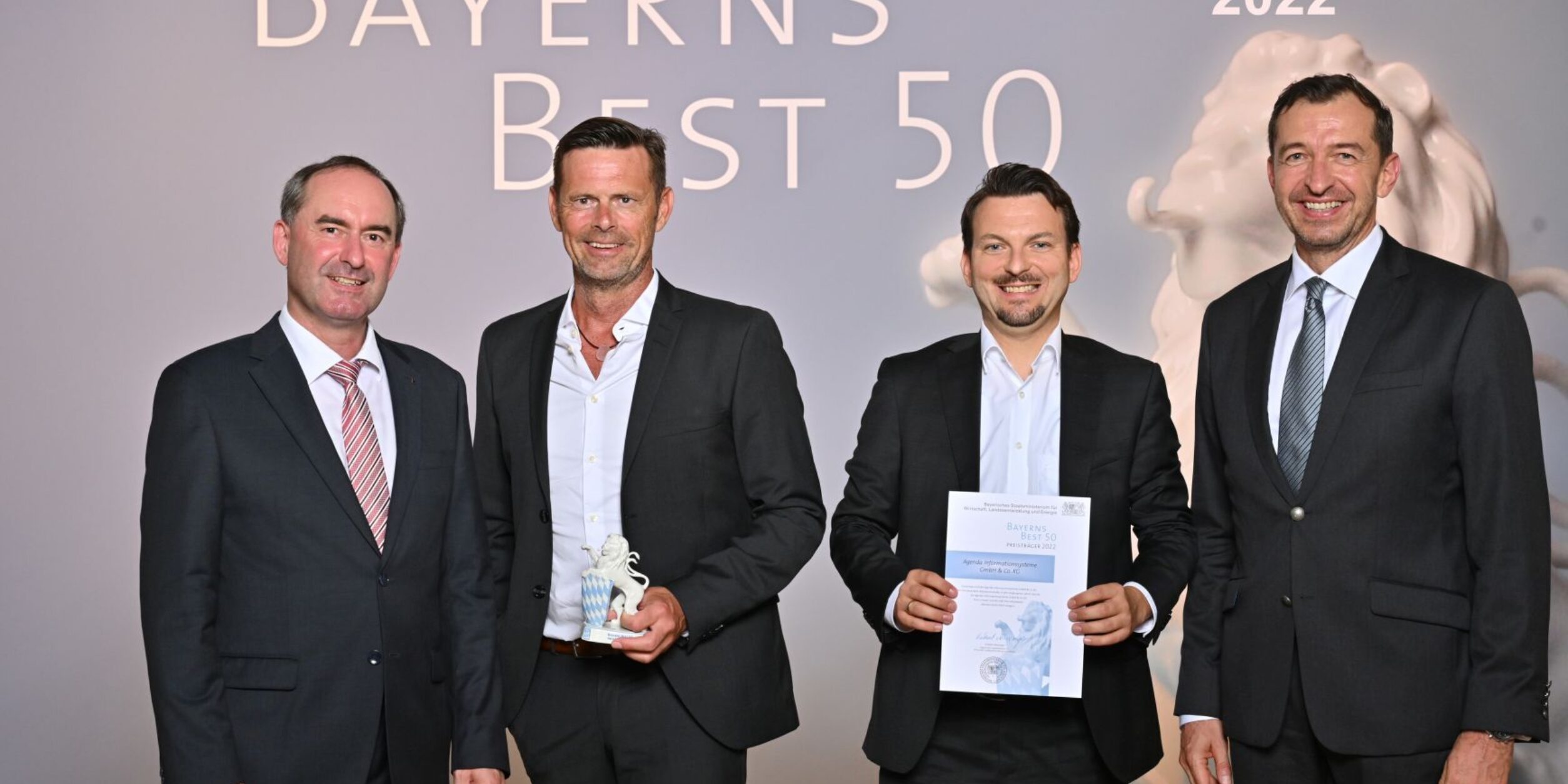 Foto: Franz Stein (2. v. links) und Dr. Florian Schmidt-Wudy (2. v. rechts) von Agenda nahmen die Auszeichnung „BAYERNS BEST 50“ stolz von Wirtschaftsminister Hubert Aiwanger (links) und Jurymitglied Stefan Schmal (rechts) entgegen. Bild: Studio SX Heuser