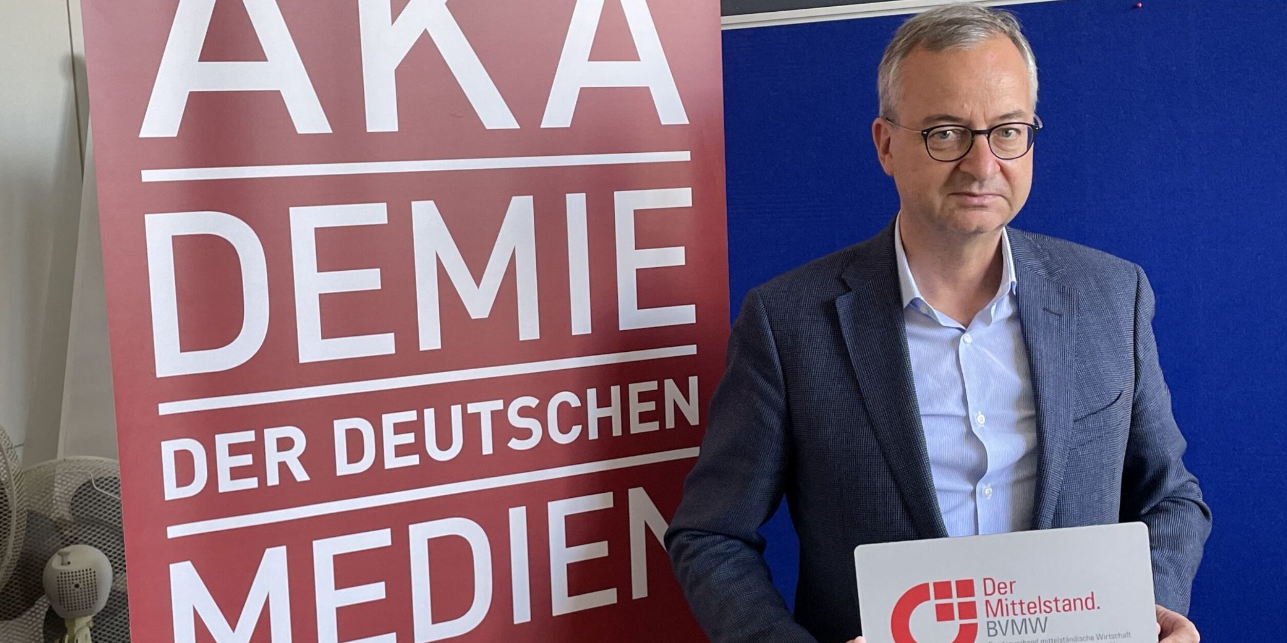 Foto: Bernd Zanetti, Akademie der Deutschen Medien gGmbH; C: W. Thanner