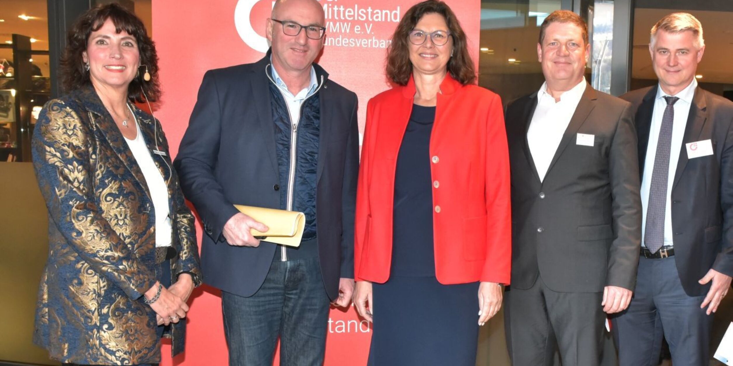 von li nach re Kornelia Kirchermeier (BVMW) Landrat Bernhard Kern, Landtagspräsidentin Ilse Aigner, MdL, Lars Holsein (BgL) Andreas Jahn (Bundesgeschäftsstelle BVMW); Foto/Copyright: M. Schmechtig/Wimmer Composites
